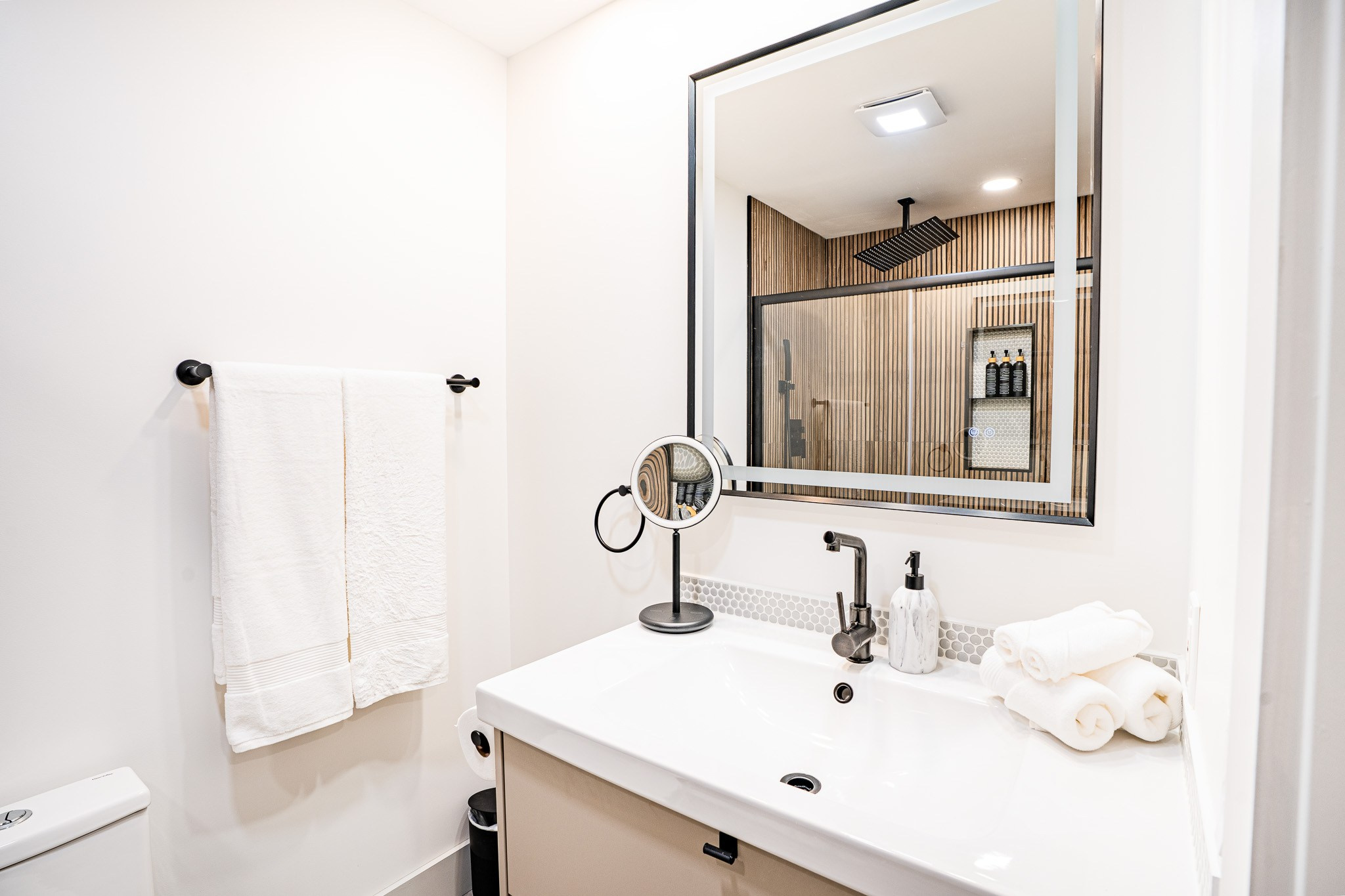 Airbnb: Real Estate 01. Welcome to my video and photo world!
