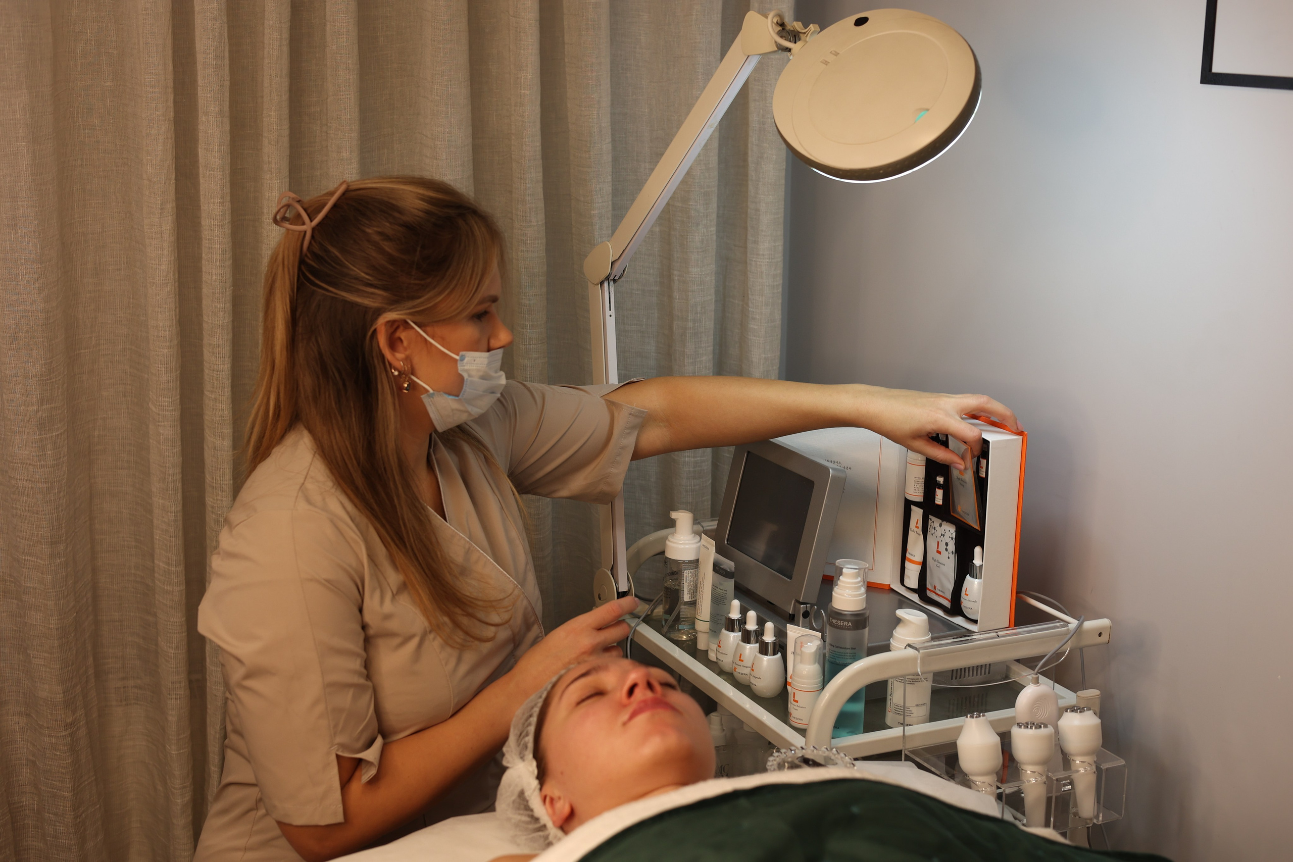 COSMETOLOGIST — Diana. Main