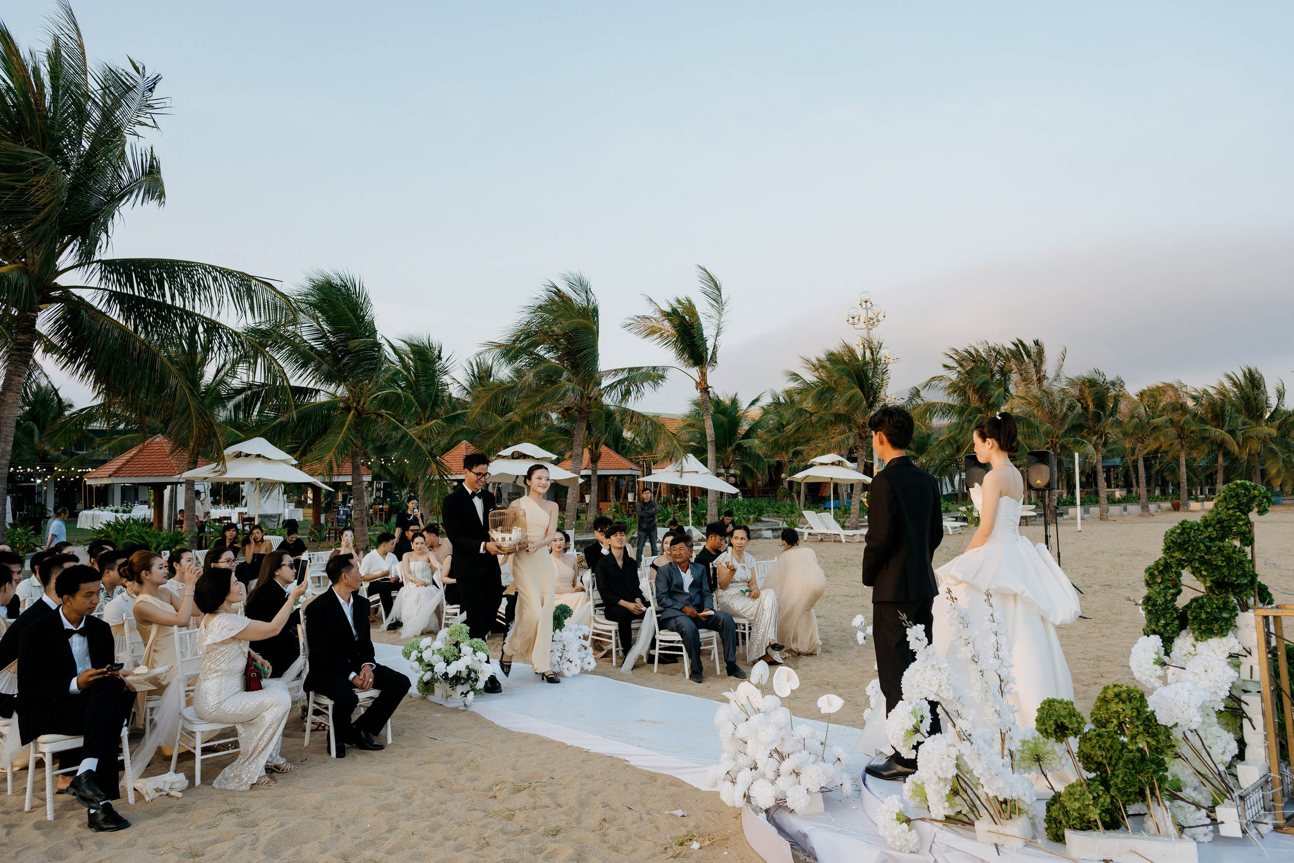 DIEU & THINH/Destination Wedding. Nhiếp ảnh gia đám cưới hàng đầu tại Thành Phố Hồ Chí Minh