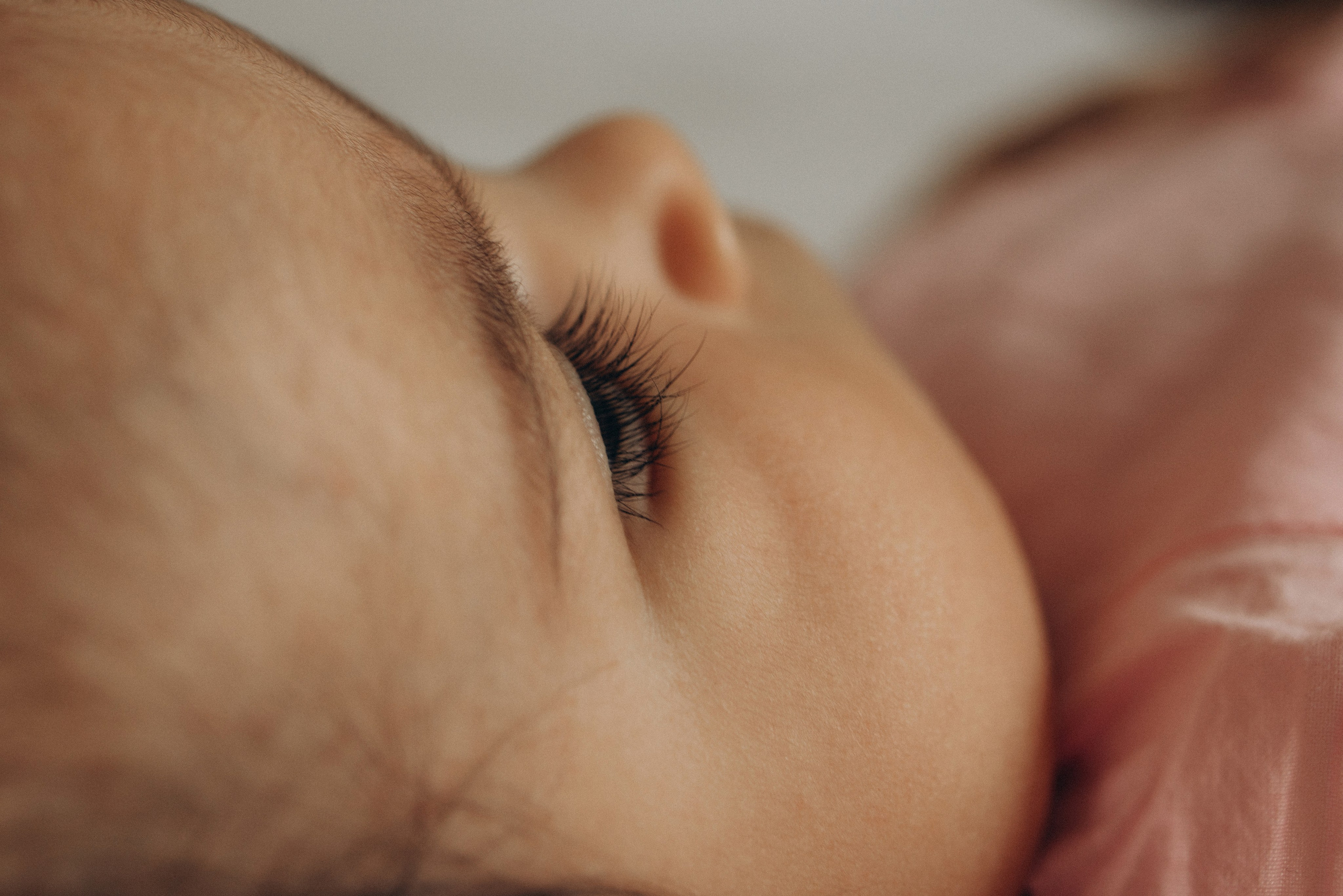 Tiny toes. Фотограф родов, семей и новорожденных малышей в Дубае