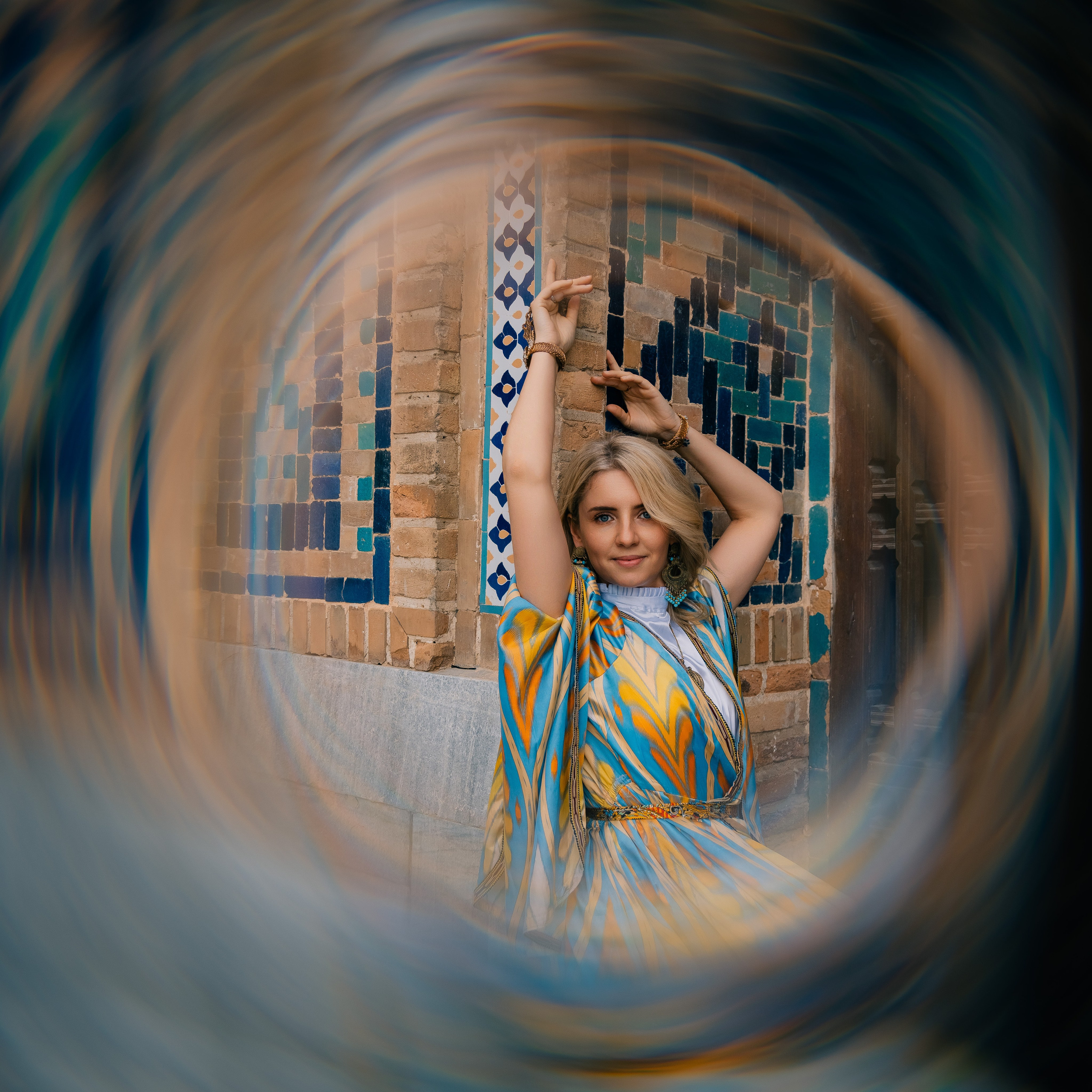 Русская пара в атласе и доппиях на фоне медресе Регистана.