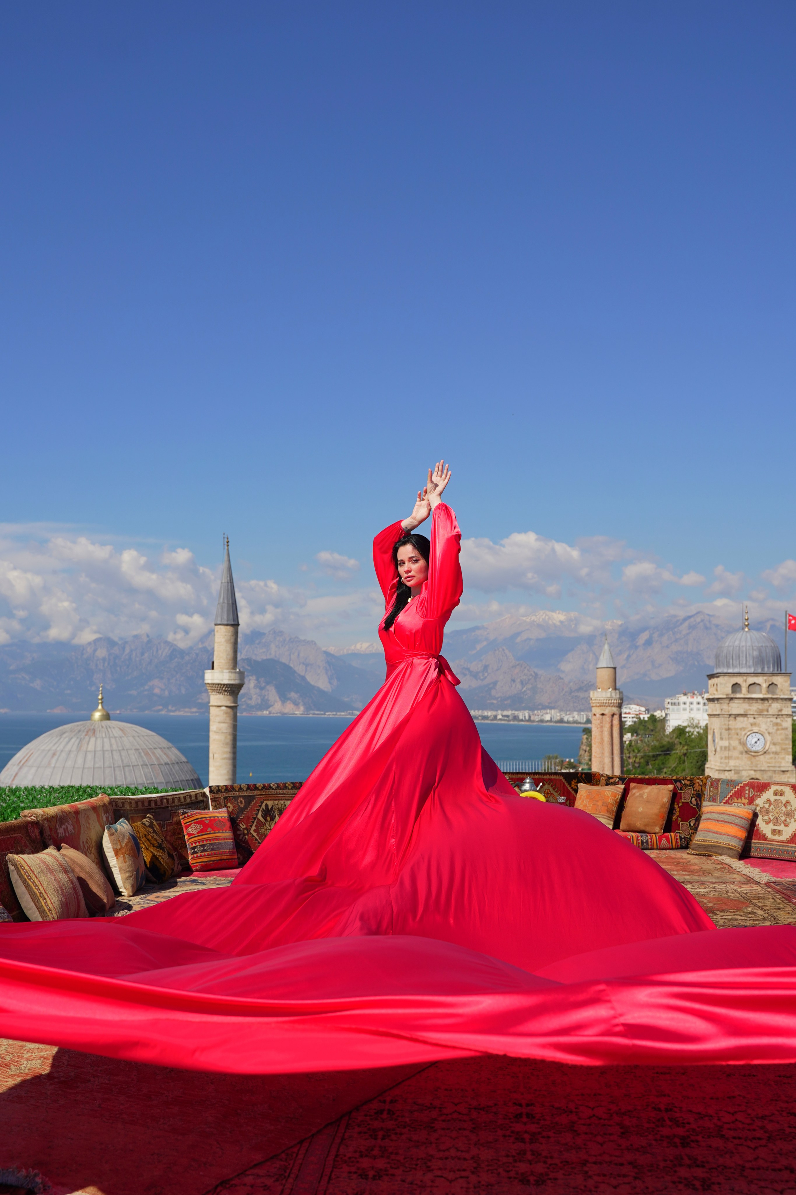 Фотосессия в летящих платьях на крыше