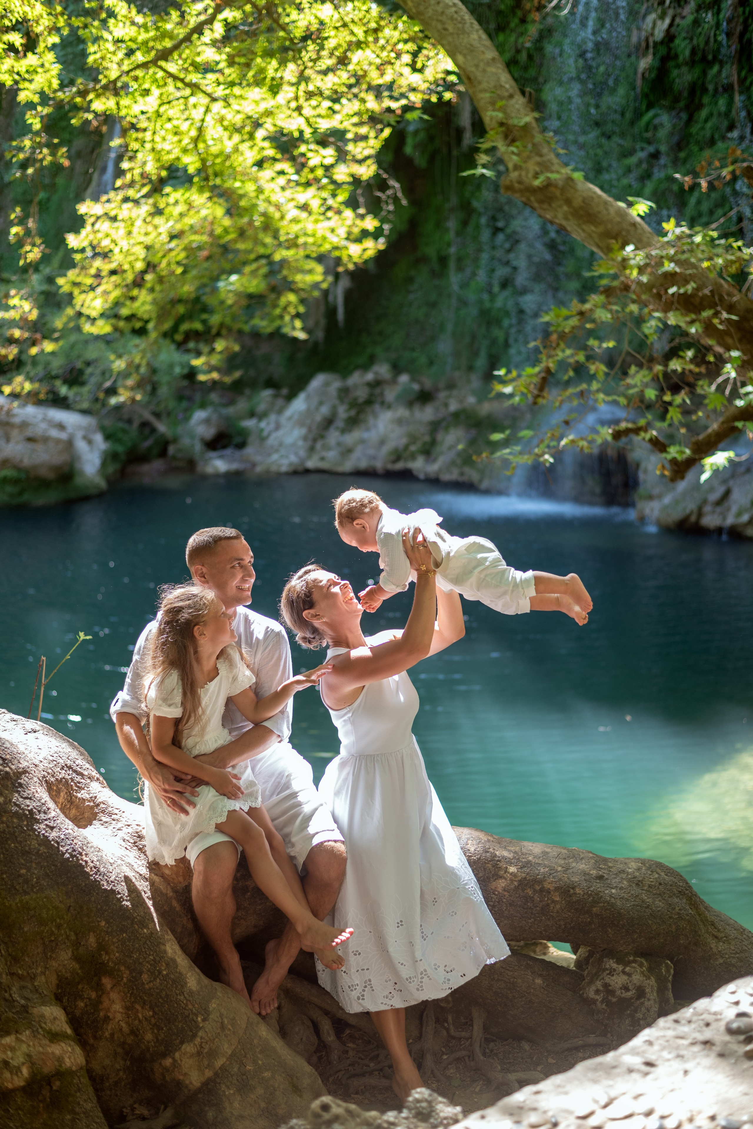 Семейная фотосессия на живописном водопаде в Анталии