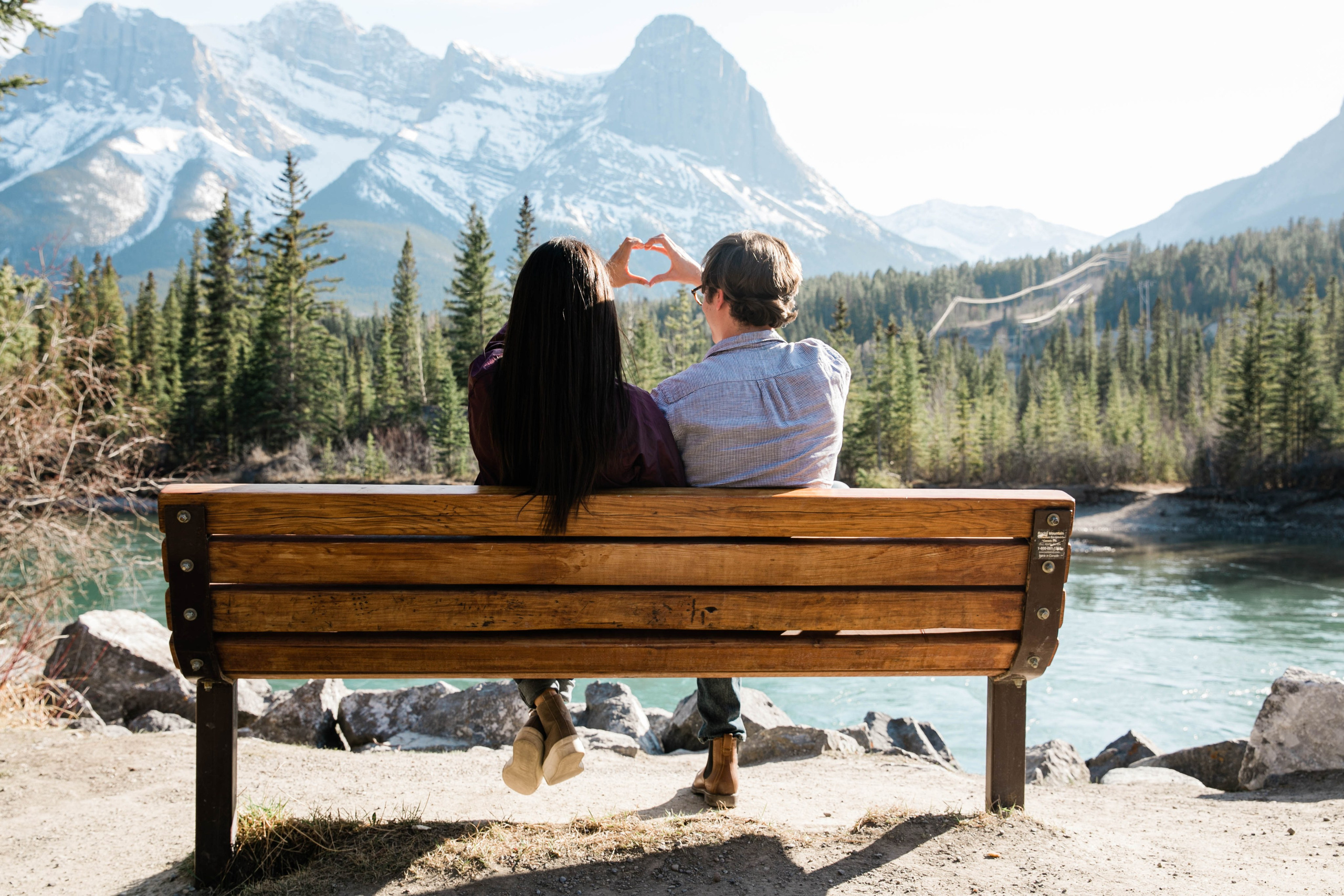 Mabel — Canmore Engagement. Fotografía accesible en Calgary