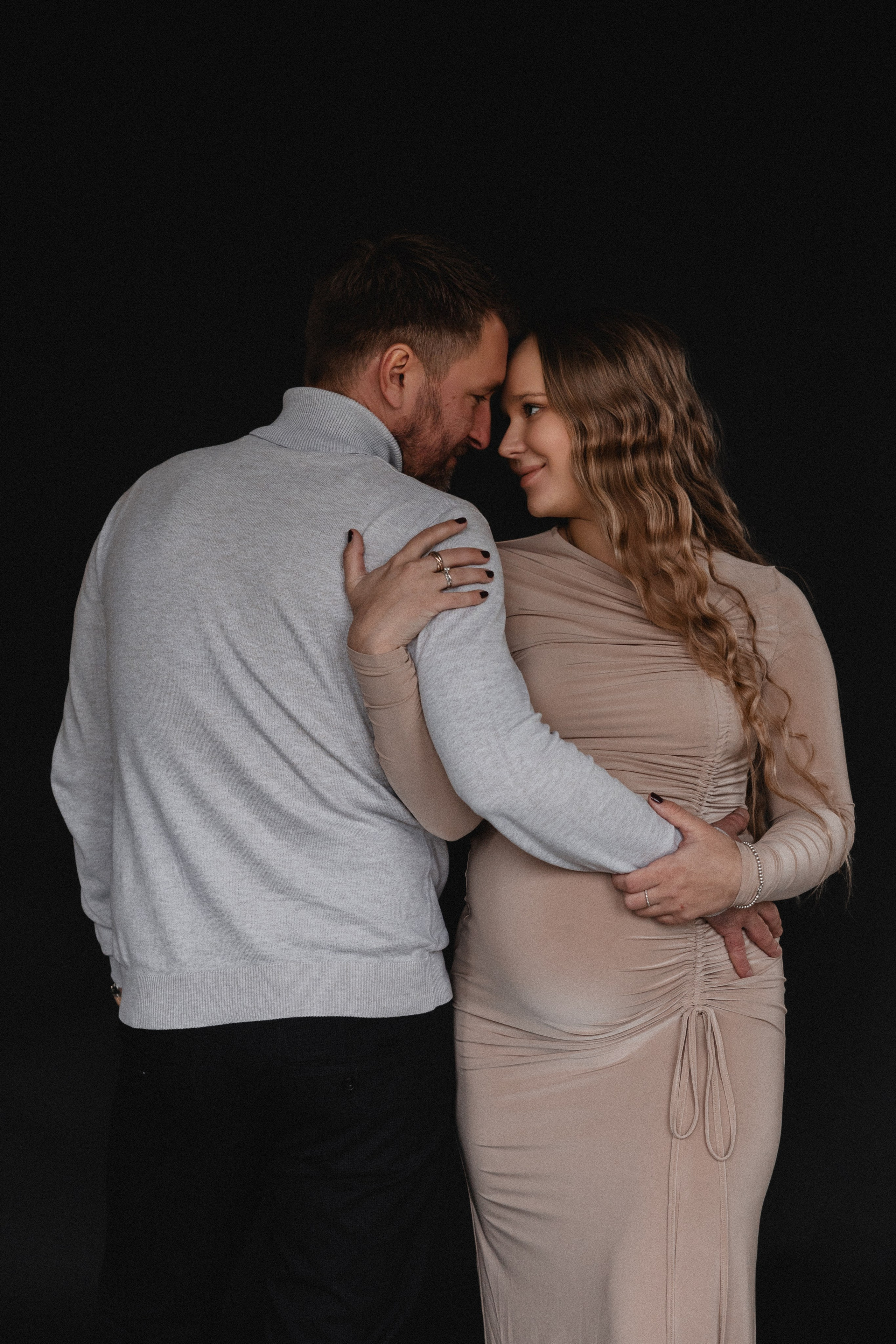 Babybauch Shooting im Fotostudio | Schwangerschaftsfotos in Bochum. Hochzeitsfotografin Bochum | Halyna Reiche Fotografie NRW
