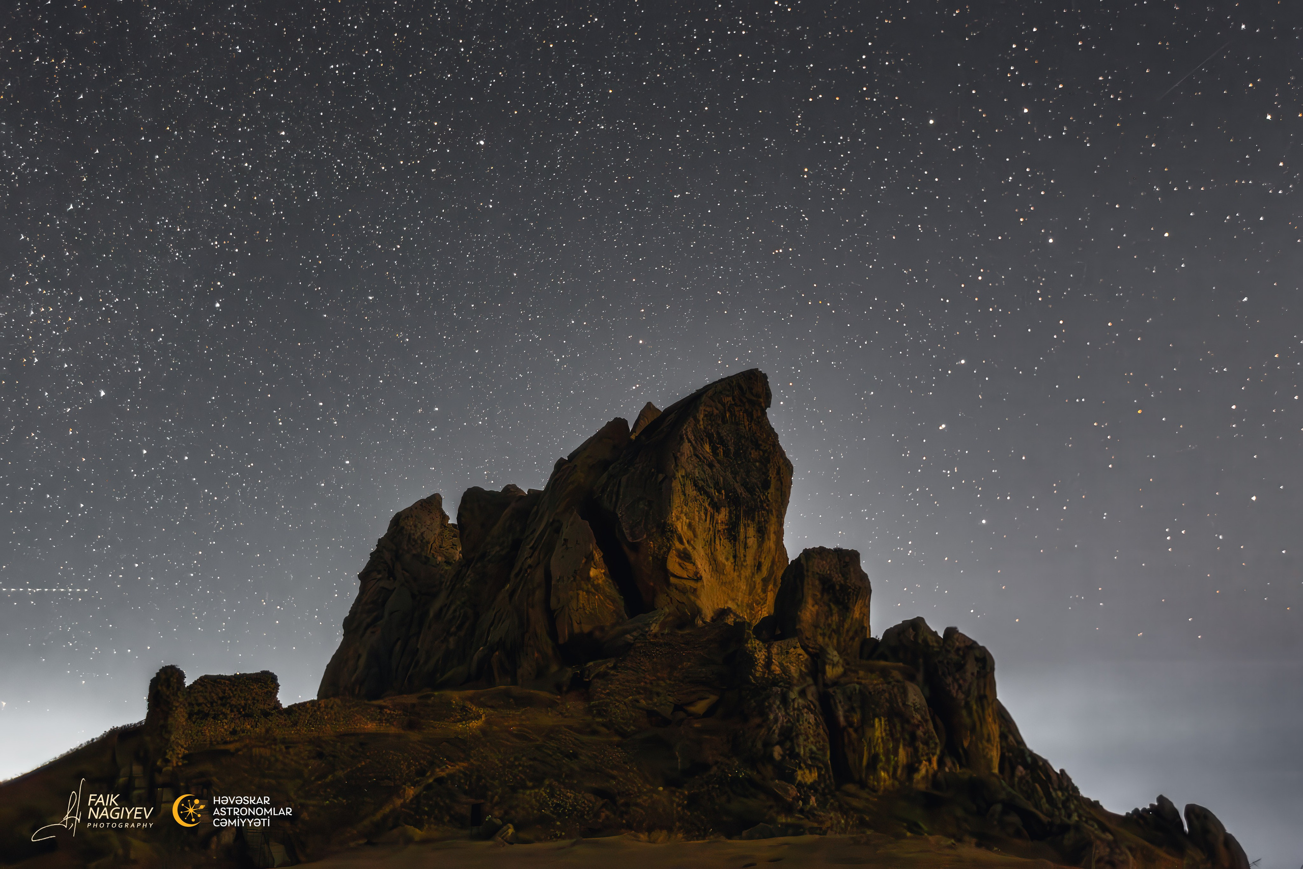 Beşbarmaq dağı ulduzlar fonunda. Həvəskar Astronomlar Cəmiyyəti — Astronomy.az