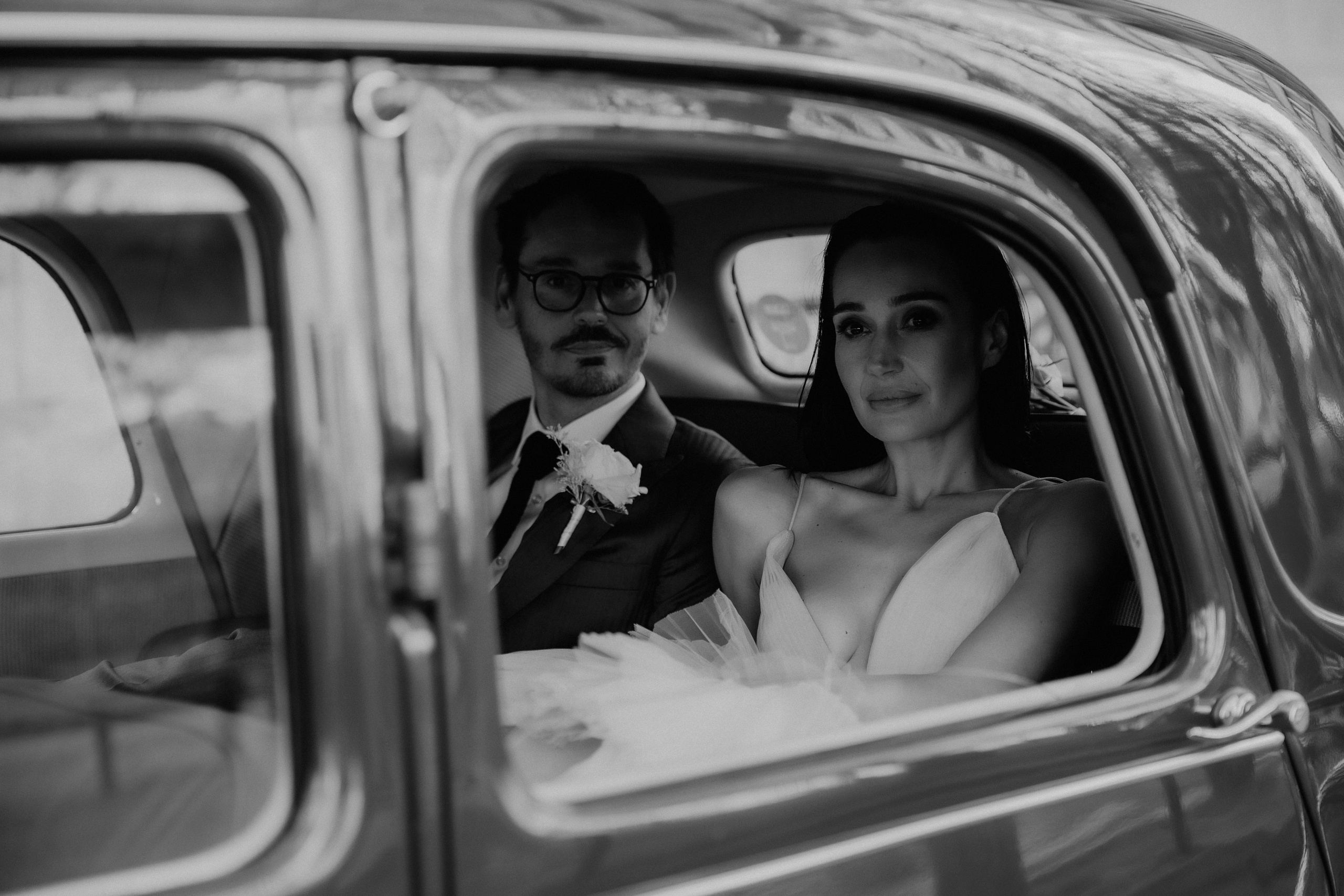 Suzi & Alex | Paris Wedding with a Vintage Car. Paris Wedding Photographer