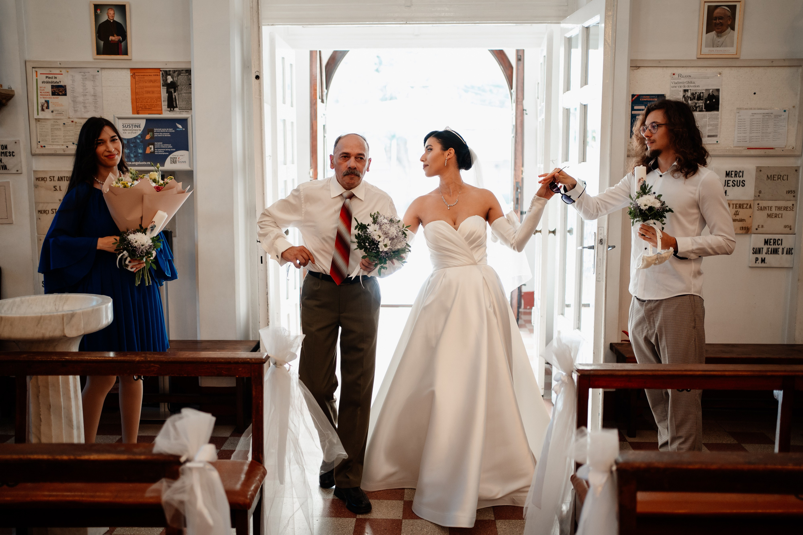Moment emoționant între miri în ziua nunții, surprins într-un cadru natural și romantic, in Bucuresti. Fotografie de nuntă profesională, editată artistic pentru a evidenția emoția și eleganța evenimentului.