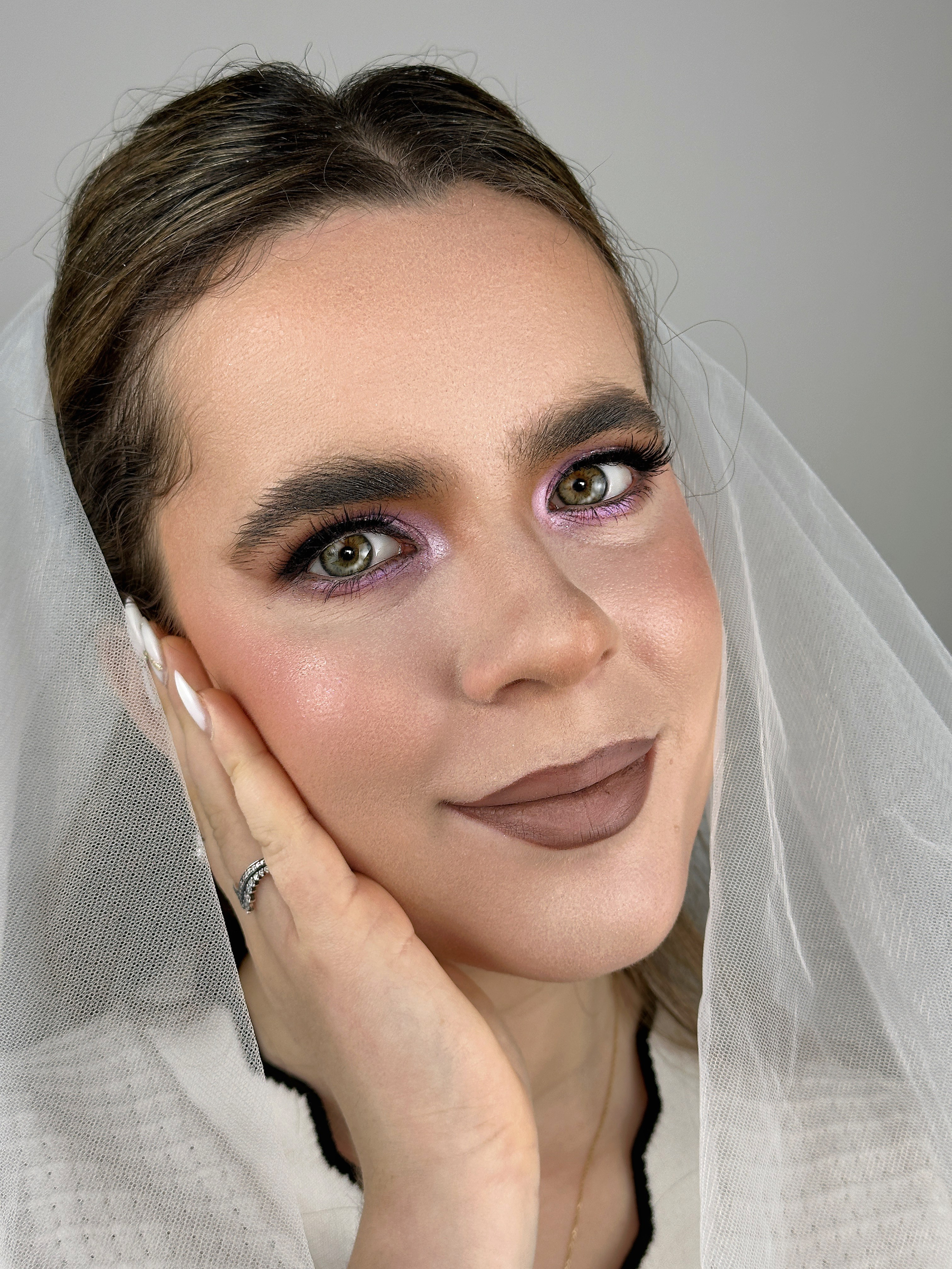 „Machiaj de mireasă elegant și rafinat, cu ten luminos, ochi accentuați delicat și buze în nuanțe naturale. Un look romantic și sofisticat pentru ziua cea mare.”
