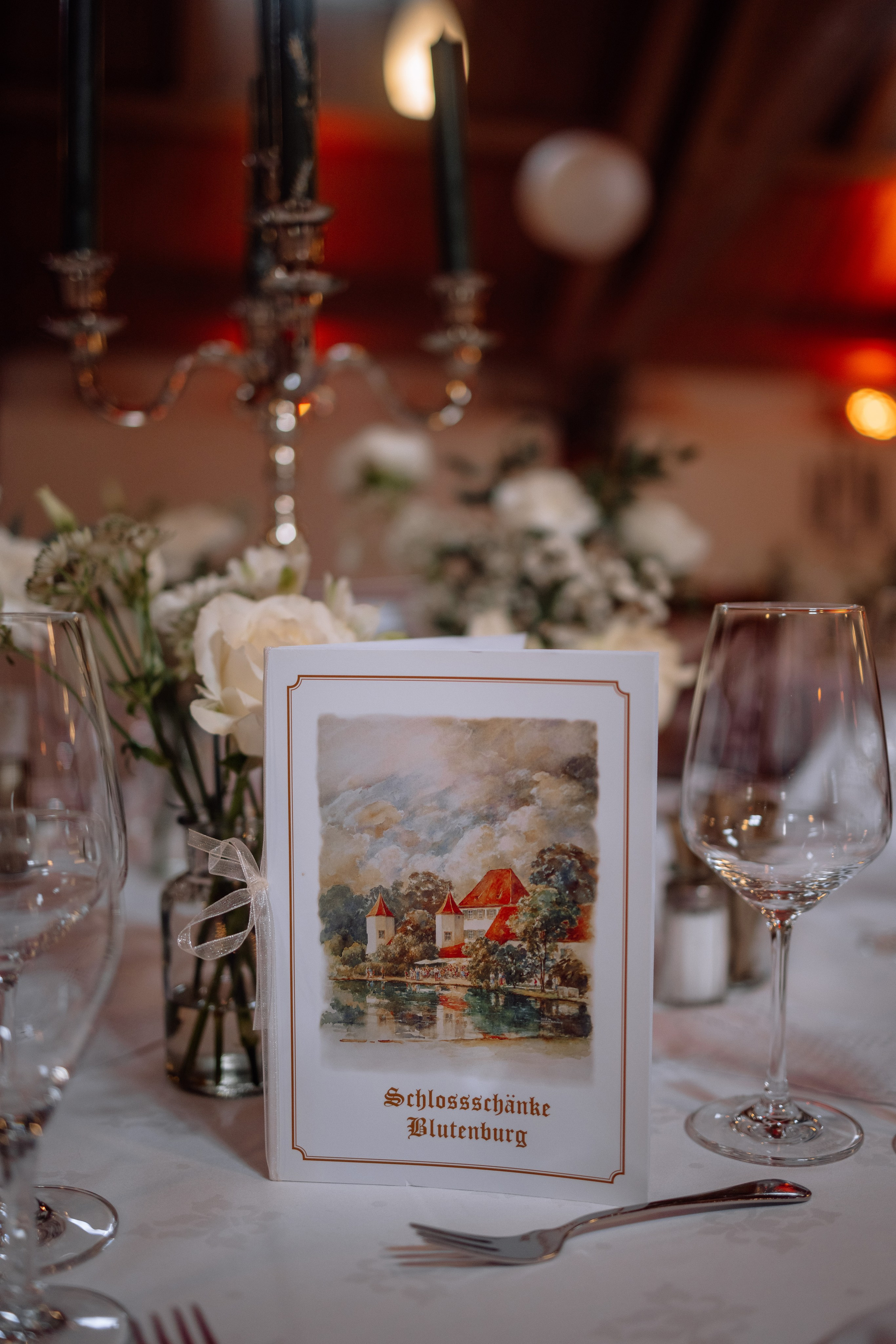 Elegante Tischdekoration bei der Hochzeit