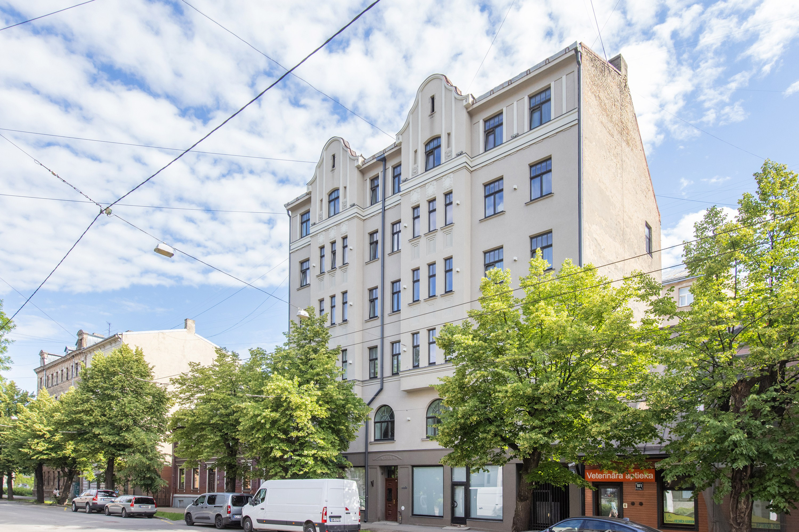 DZĪVOKLIS B. Sākums