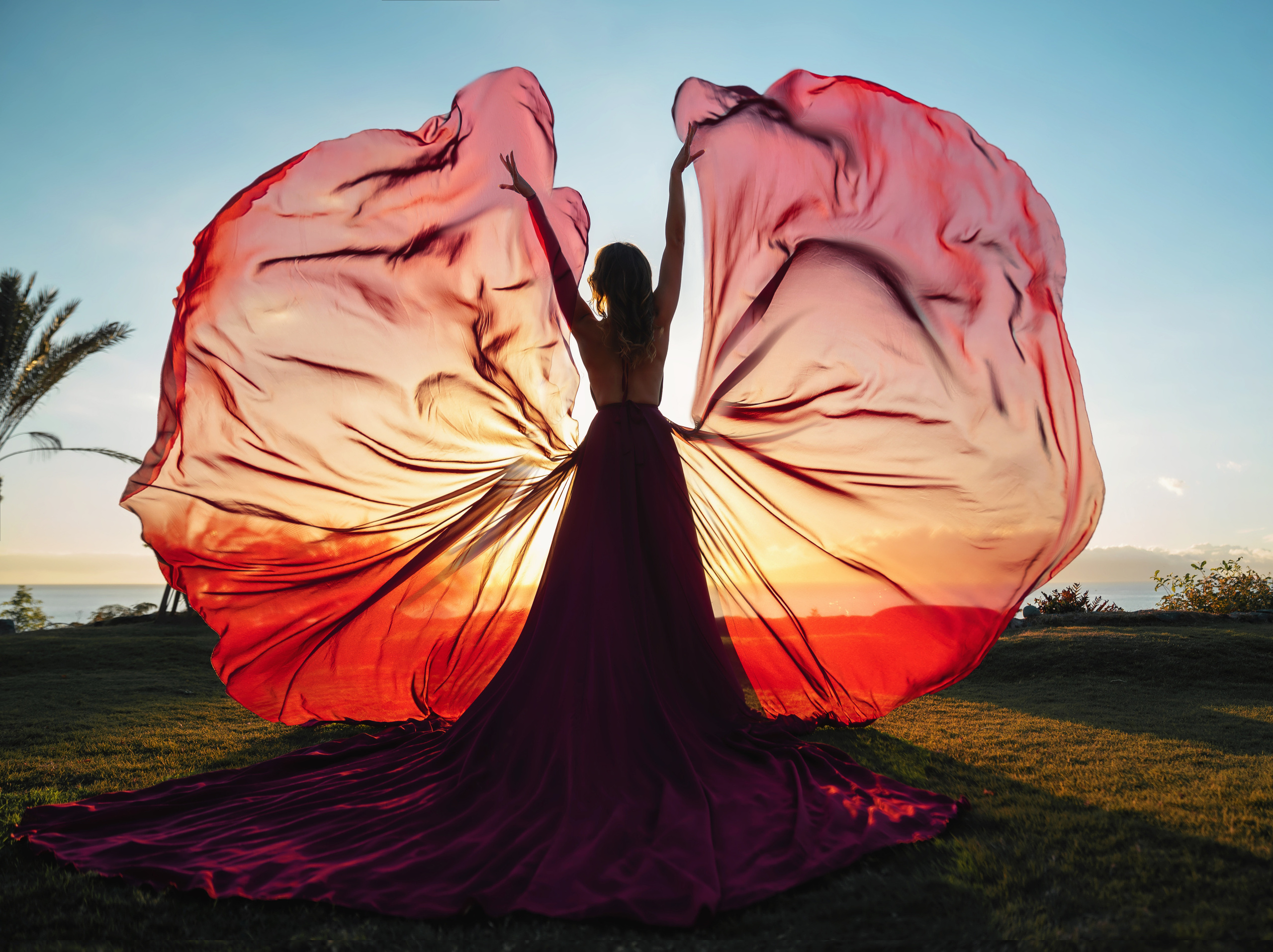 Красное шлейфовое платье на Тенерифе.