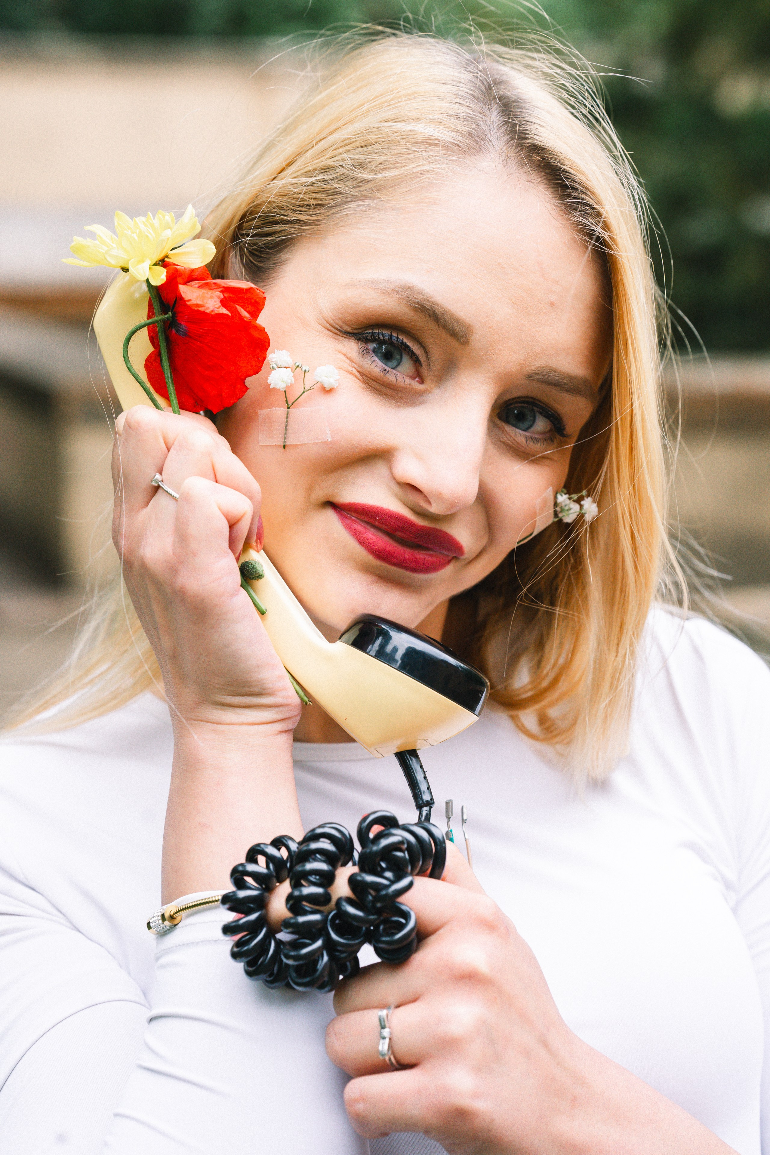 Utržené sluchátko. Jana Holubová | Svatební, párová a rodinná fotografka v Praze