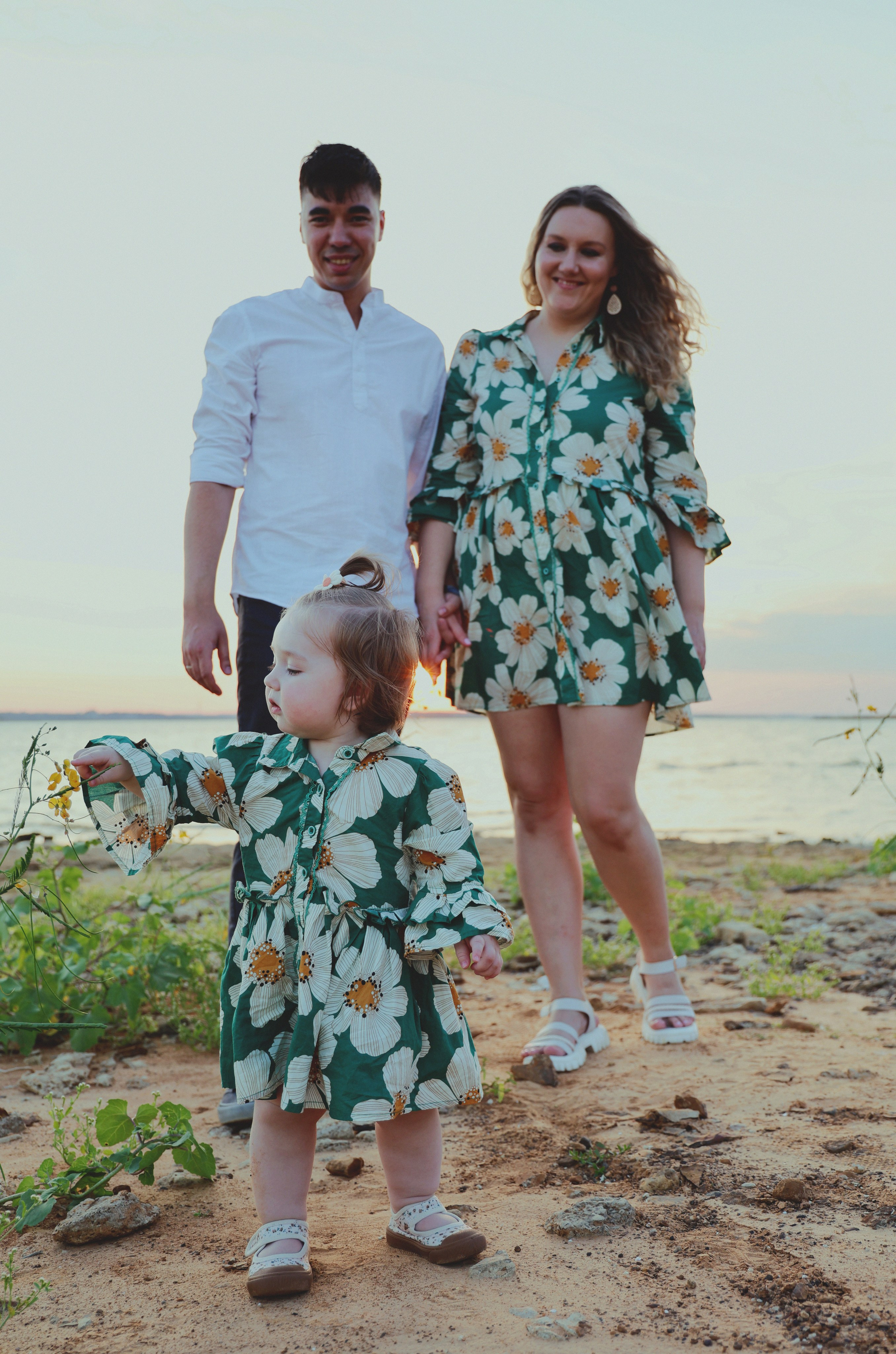 Baby Family Photoshoot – Outdoor Family Photography with Infant or Toddler. Lana Petrychenko — Portrait & Family Photographer. Valencia, Spain