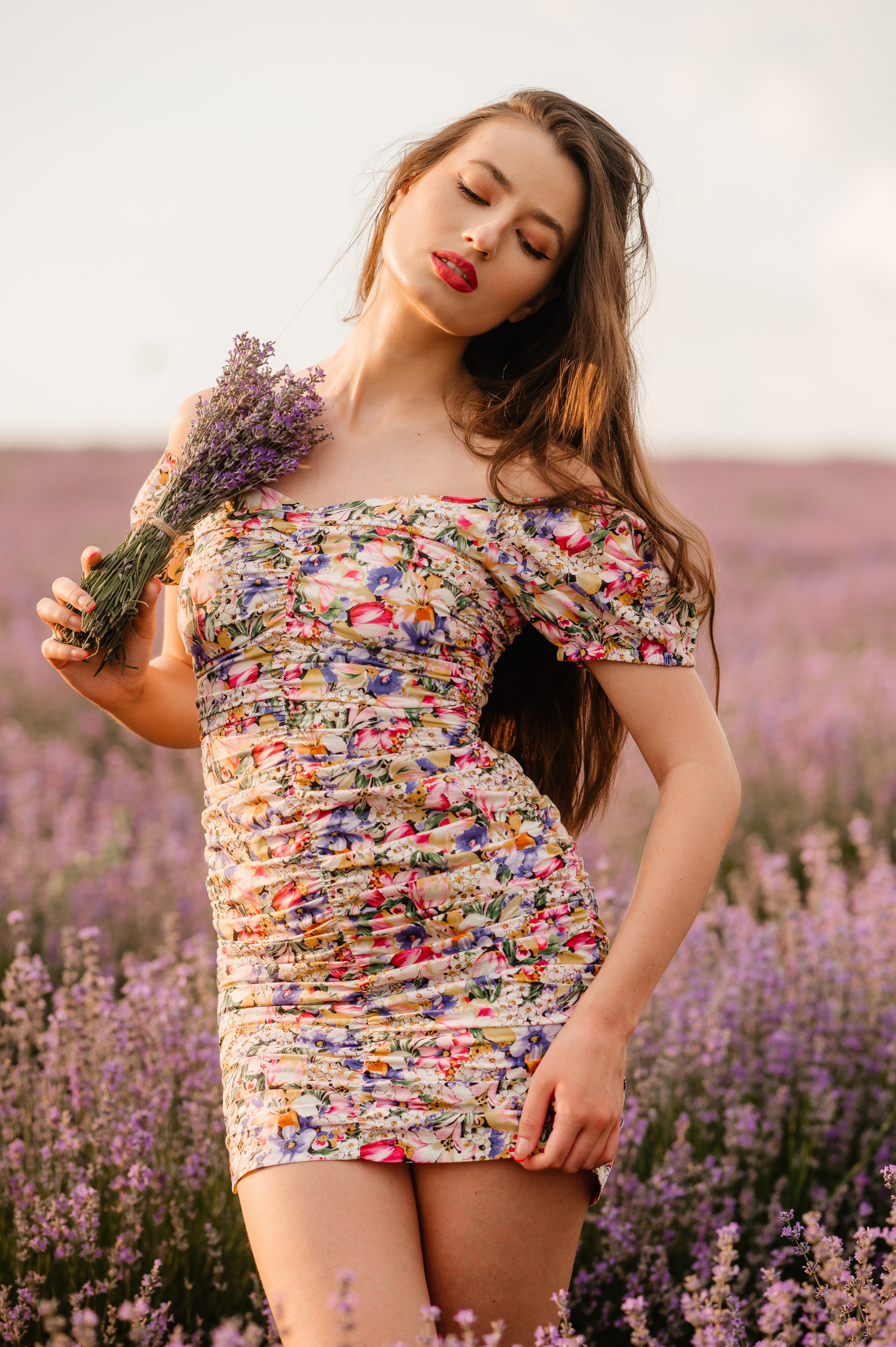 Sedinta foto in lanul de lavanda. Proud Vision Weddings | Wedding Photography & Film — Servicii profesionale Foto Video Nunta Iasi