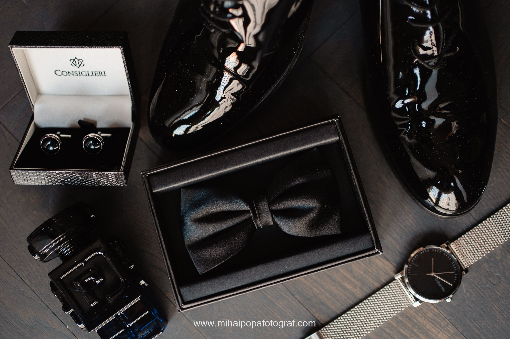 Moment emoționant între miri în ziua nunții, surprins într-un cadru natural și romantic, la Daimon Events. Fotografie de nuntă profesională, editată artistic pentru a evidenția emoția și eleganța evenimentului.