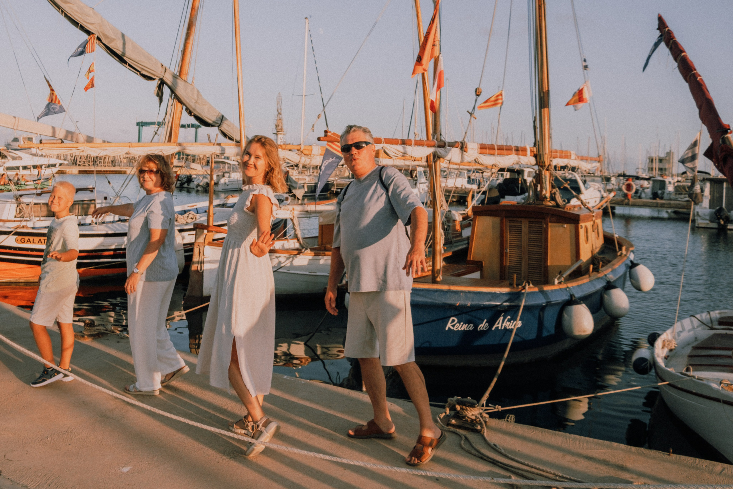 Sesión familiar en la playa. Fotografía profesional en Calafell - Elena Medvedeva