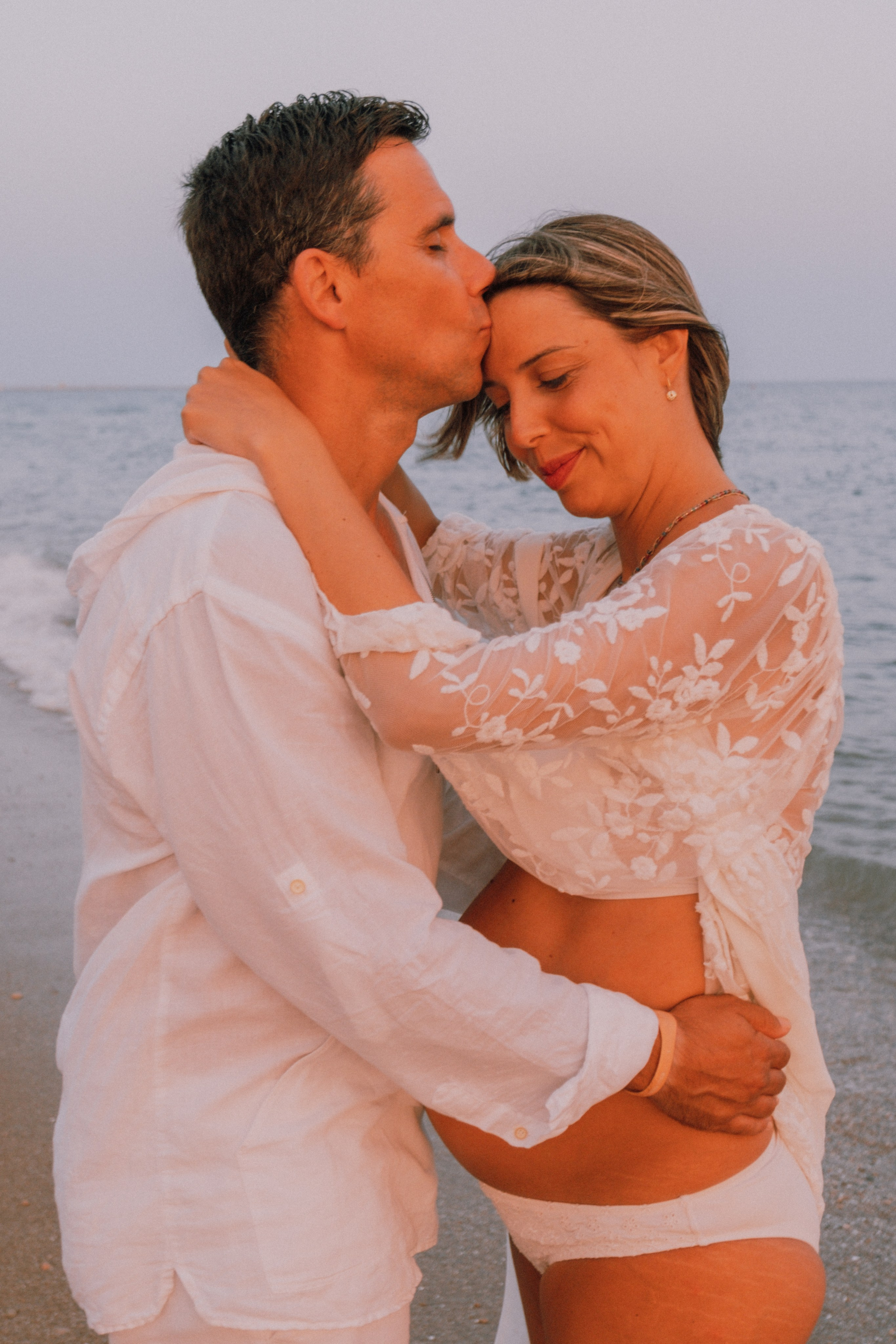 Sesión embarazo en la playa. Fotografía profesional en Calafell - Elena Medvedeva