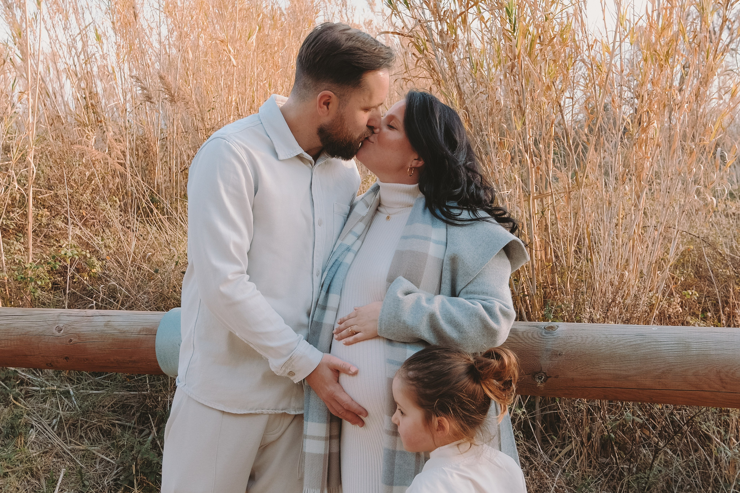 Sesión familiar embarazo. Fotografía profesional en Calafell - Elena Medvedeva