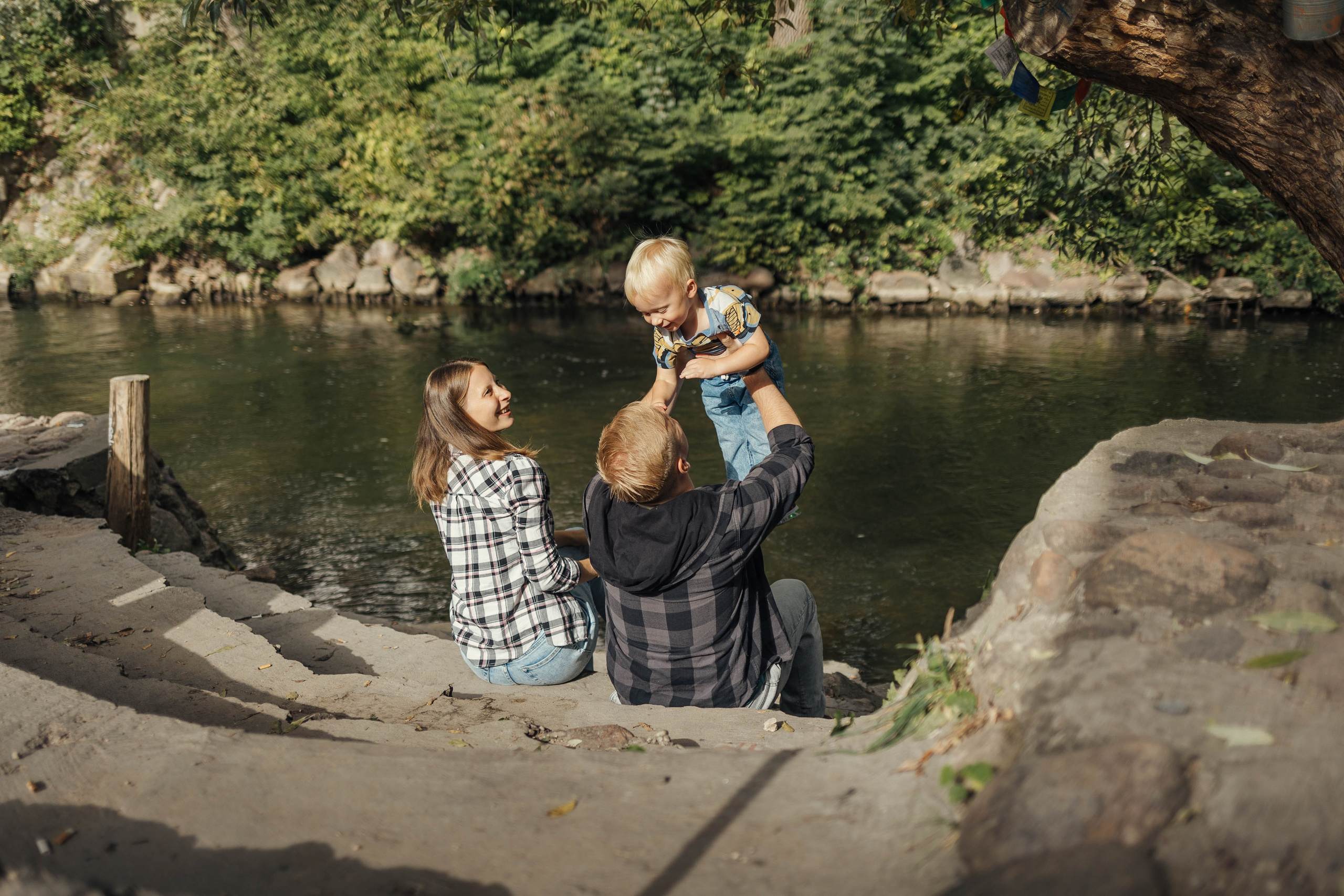 Along the streets of Vilnius in lifestyle style. Family photographer in Vilnuis Svetlana Naumova