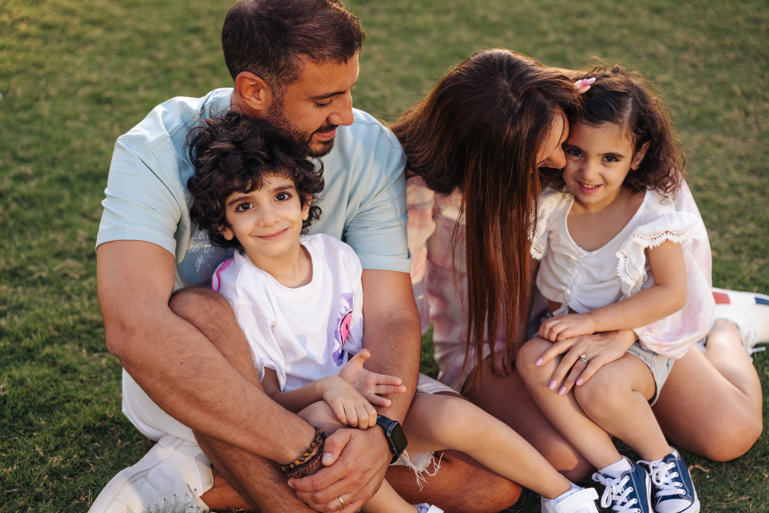 Family fun and play in the park. Angela Iakovleva — Family Photographer in Dubai
