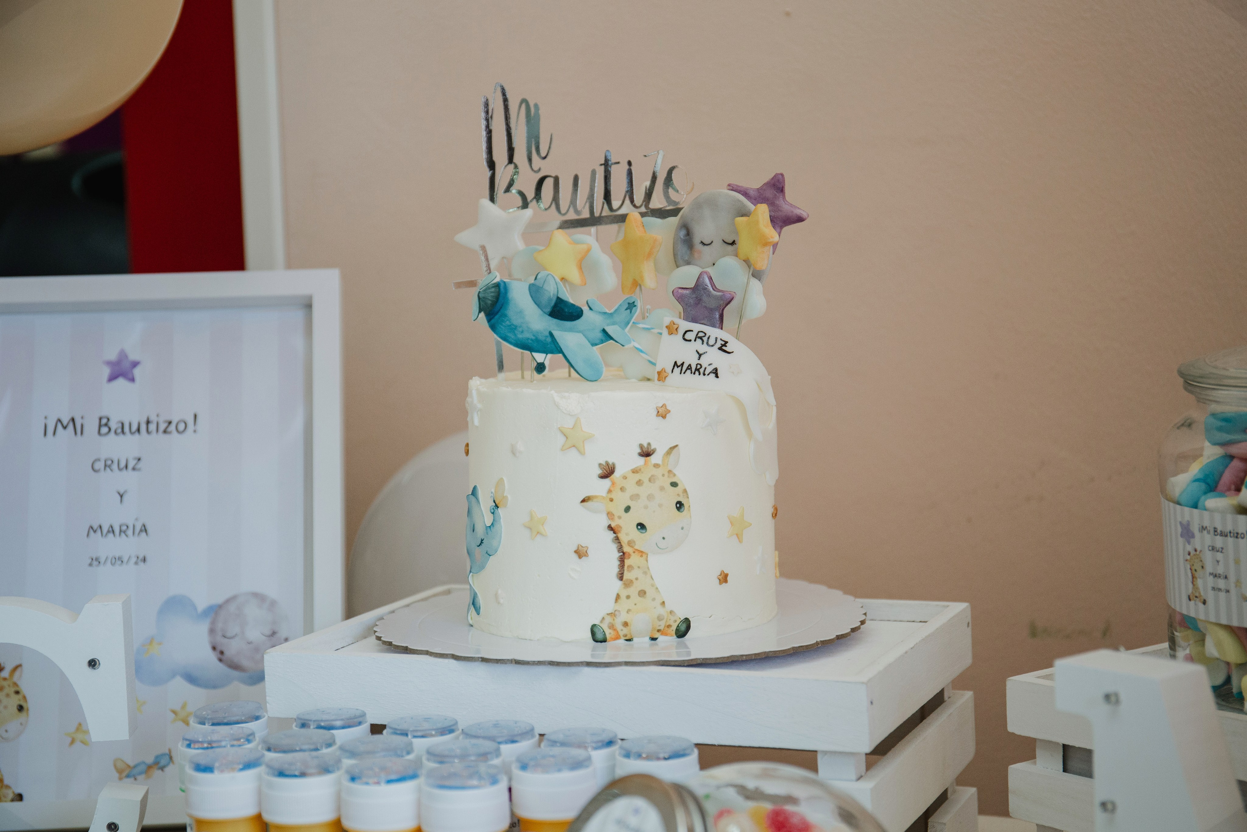 Retrato de bebé con traje de bautizo en estudio fotográfico Rainbox, Torrejón de Ardoz