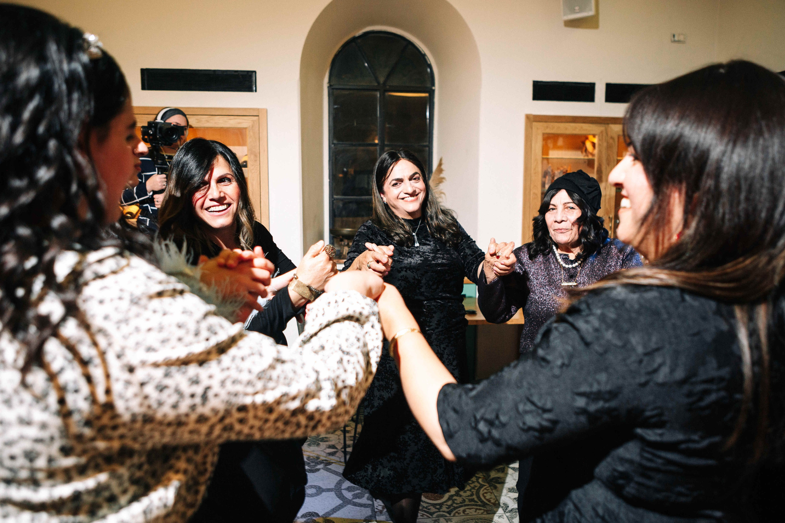 PARTY IN A RESTAURANT WITH THE WHOLE FAMILY. Https://shi-photo.com/