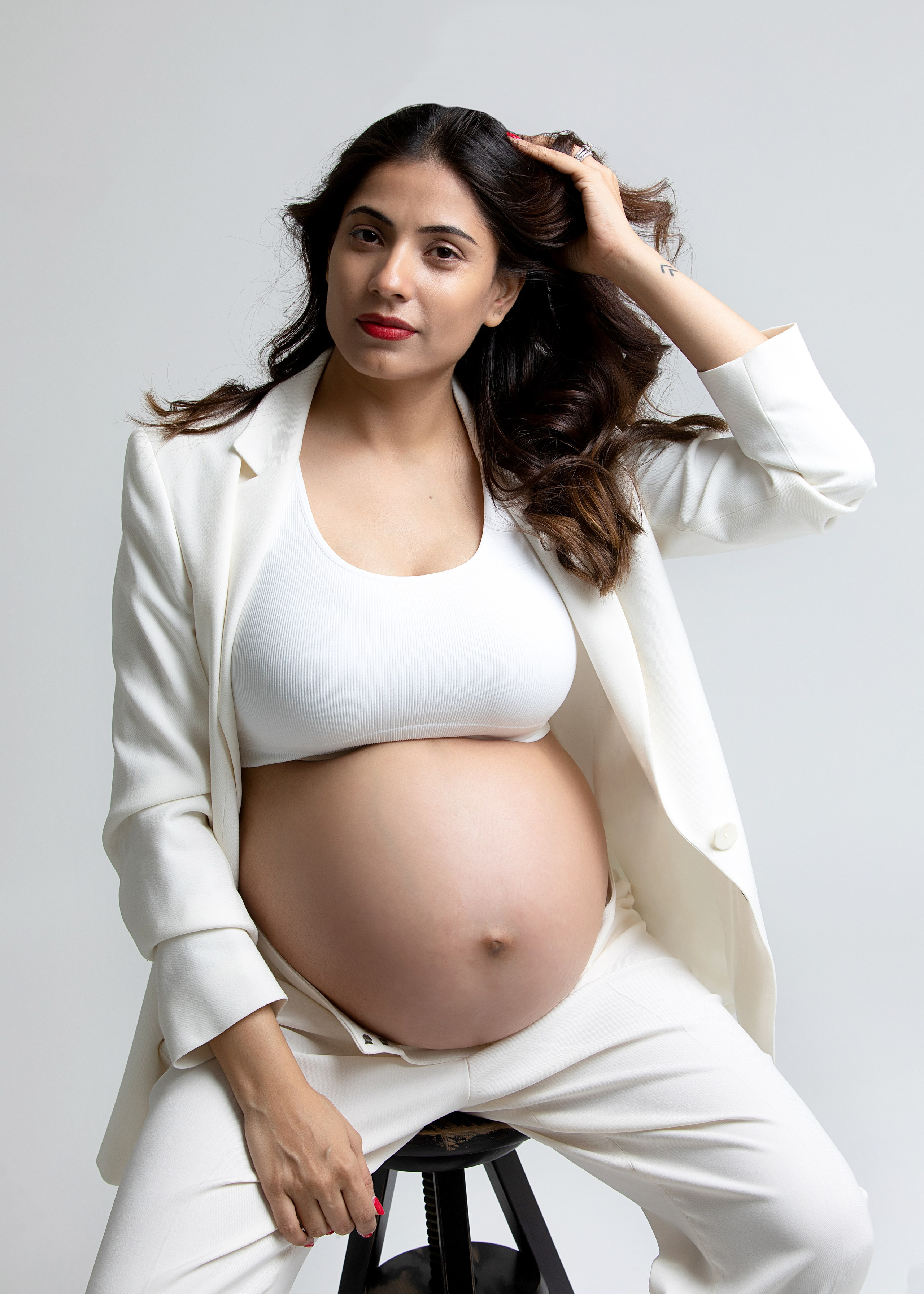 En stilfull graviditetsfotografering där vi erbjuder vackra klänningar för uthyrning, som hjälper dig att stråla i varje bild.