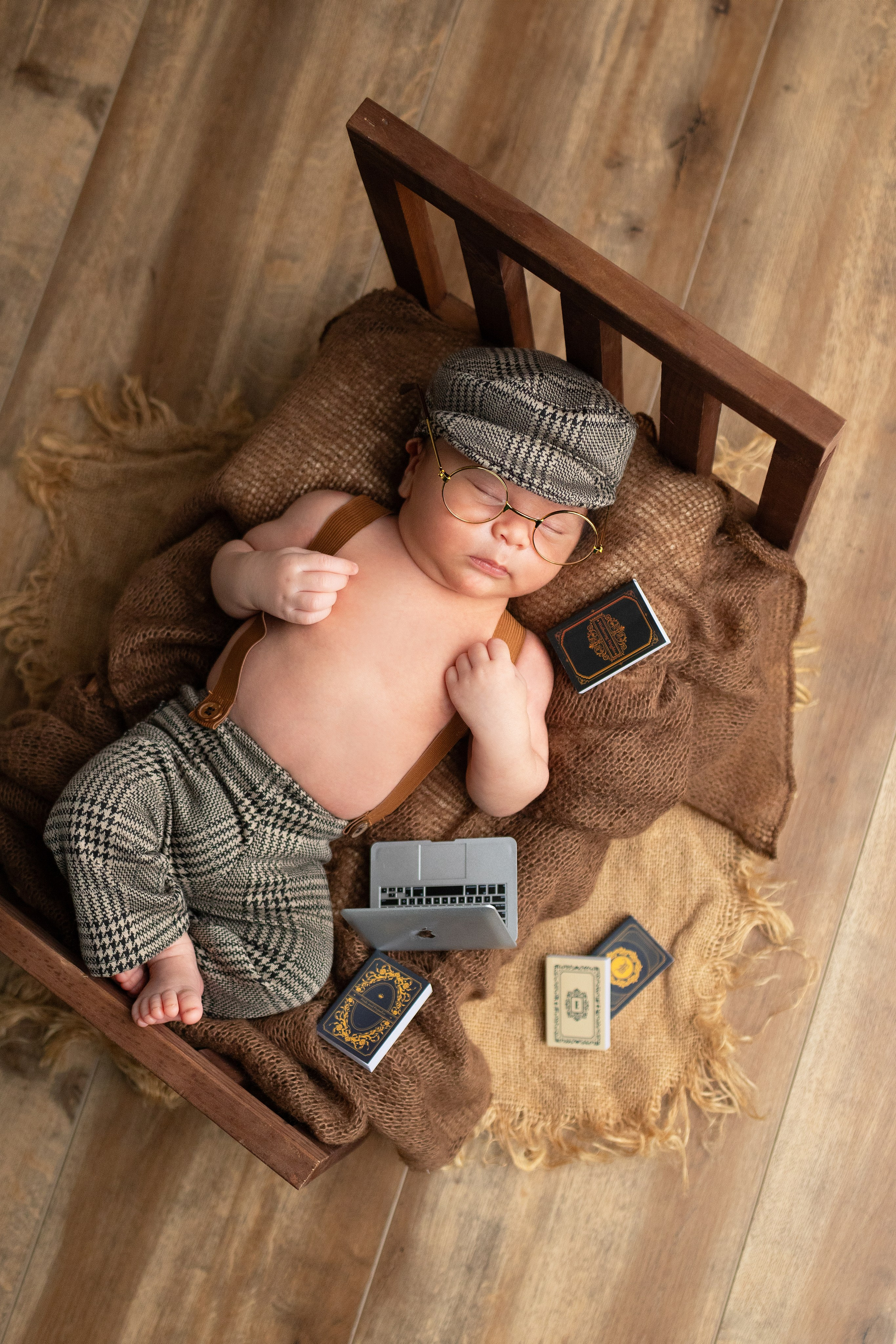 Newborn Classic. Mary Newborn Photo