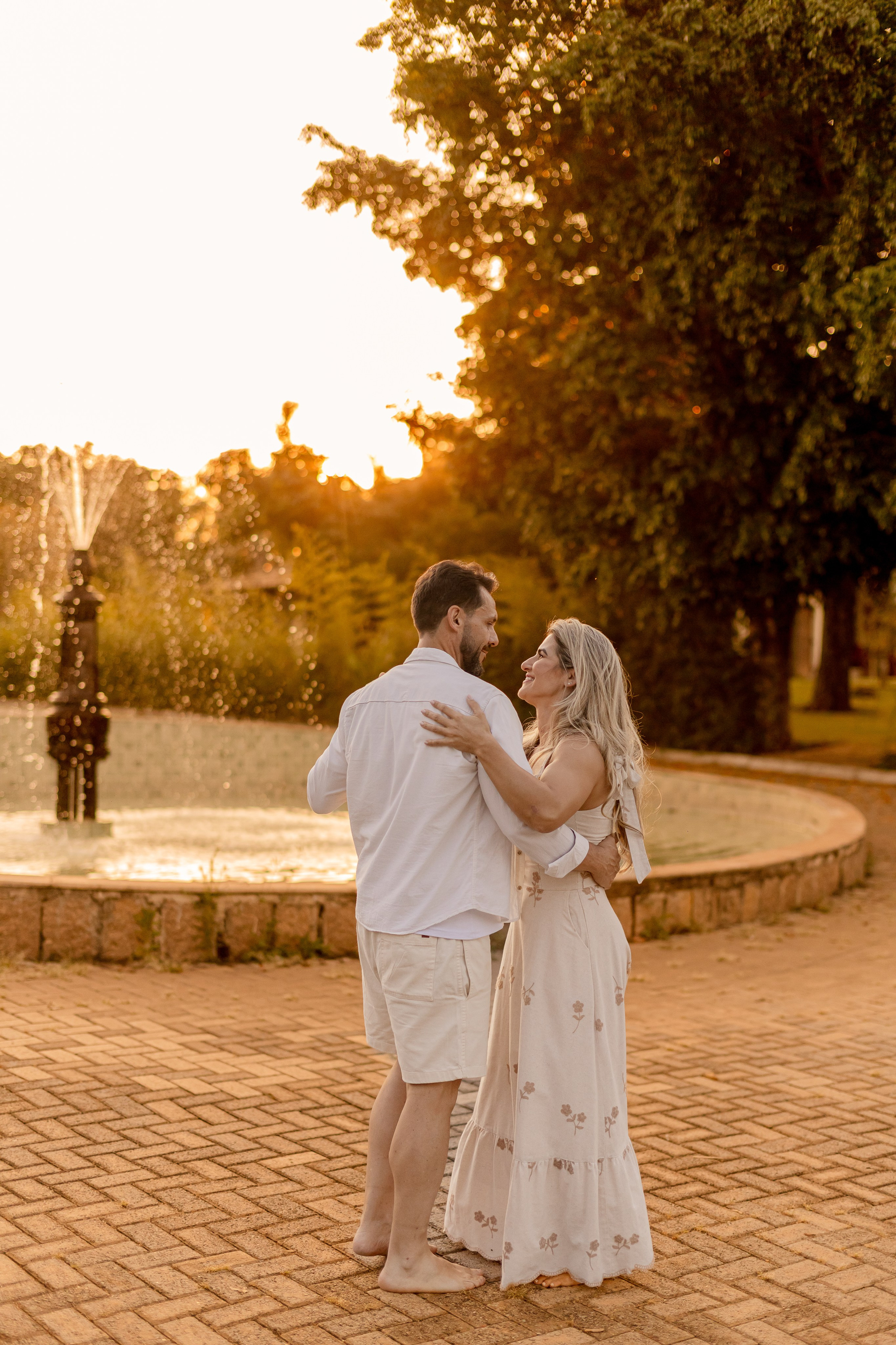 Ensaio Pré-Wedding no Interior Paulista com Lago, Areia e Pôr do Sol | Studio Melk. Tela cheia