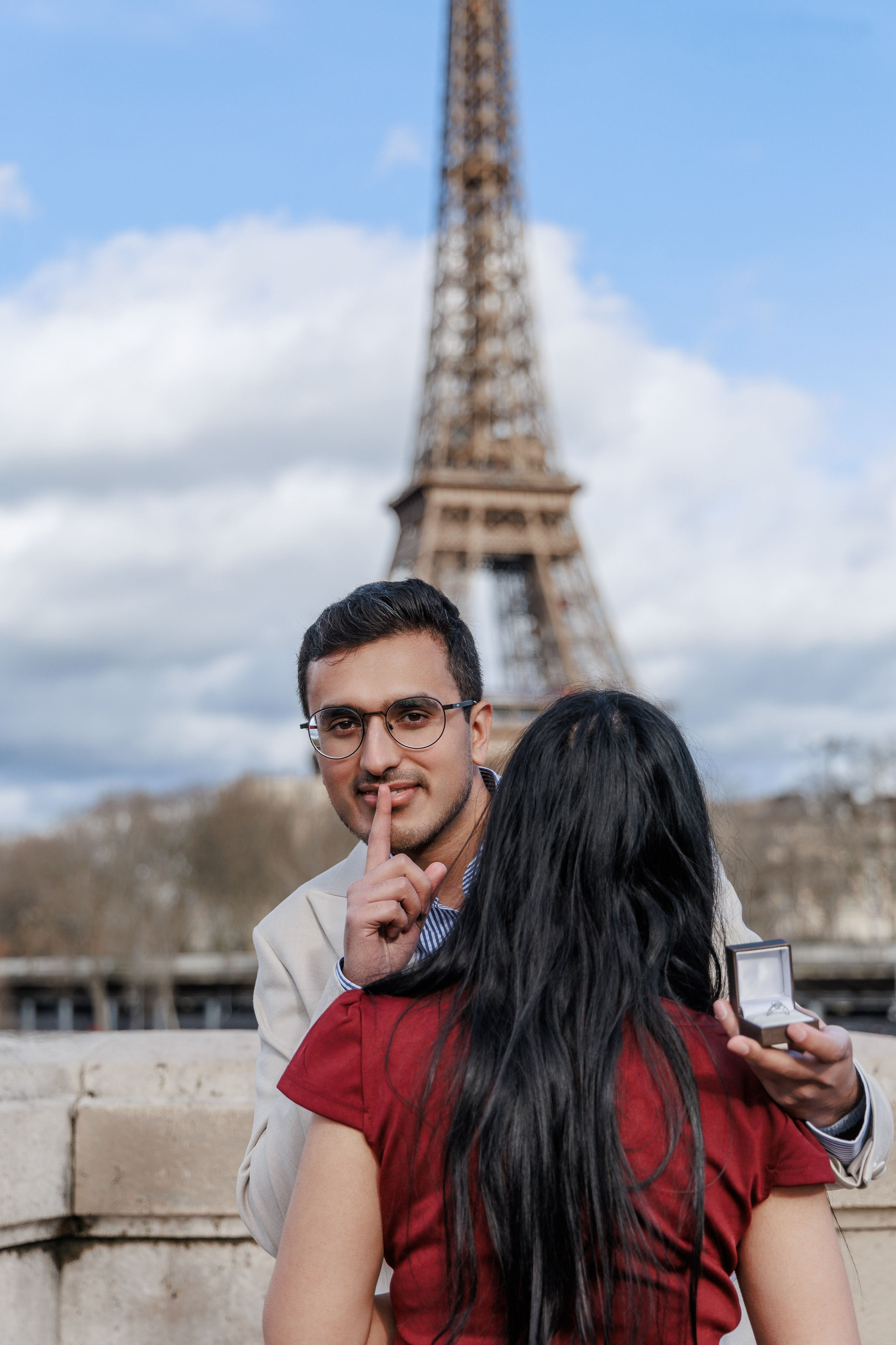 Bir-Hakeim Bridge in Paris — The Iconic Location for Luxury Proposal & Elopement Photography. Photographe à Paris