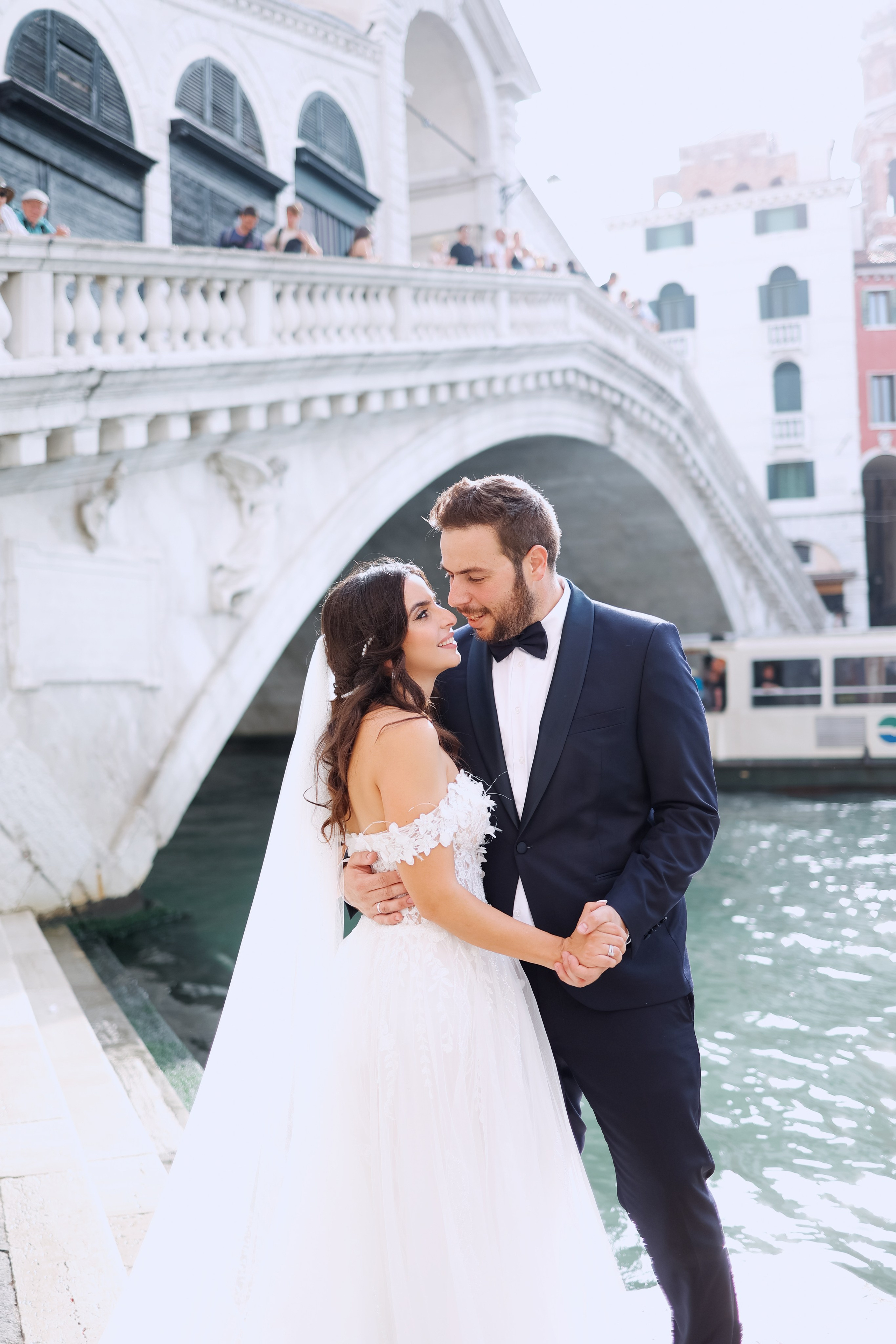 Newlyweds on the background of the Rialto bridge of Venice