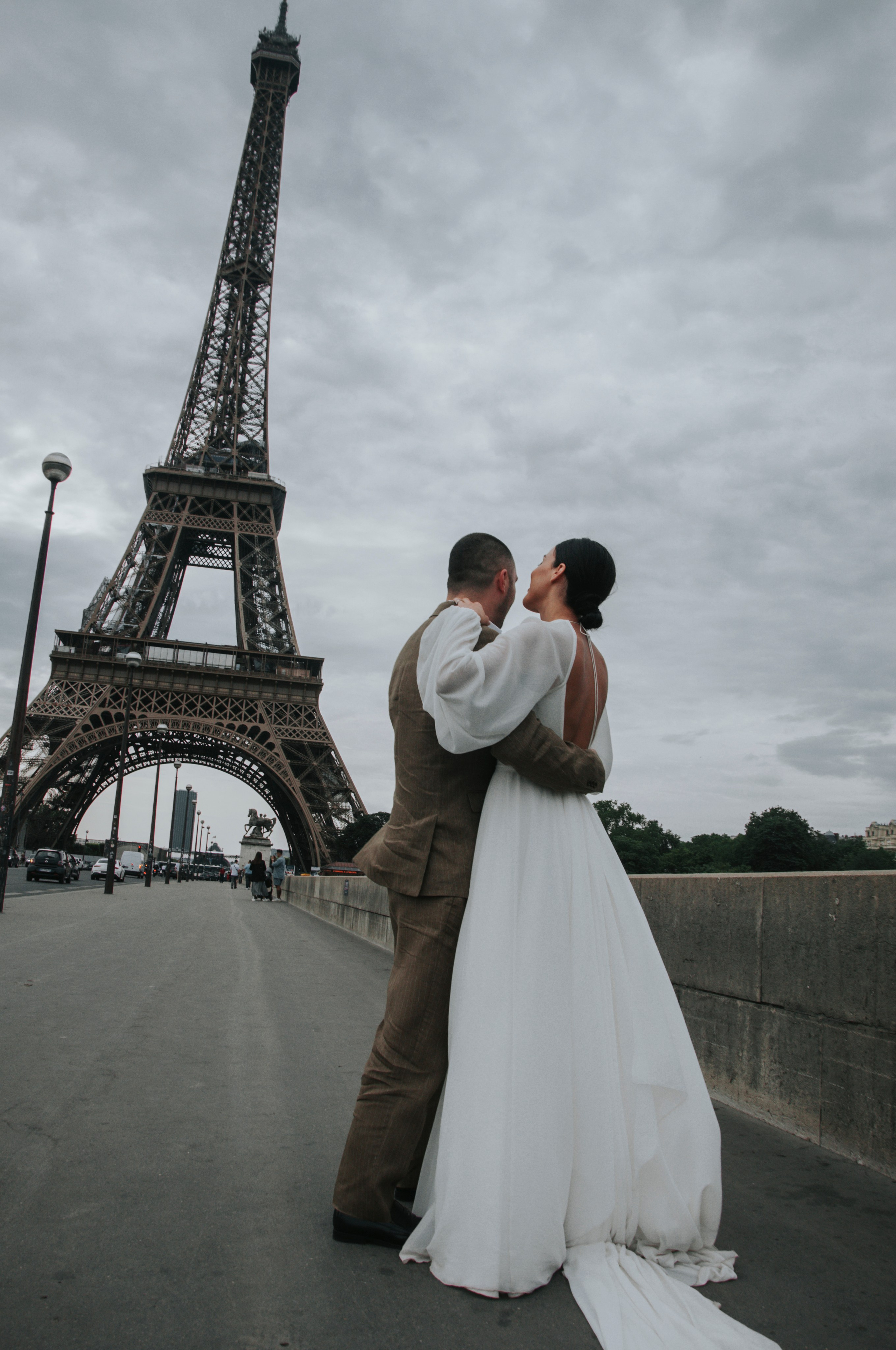 Wedding photoshoot at the Eiffel Tower. Paris photographer — Polina Osipova