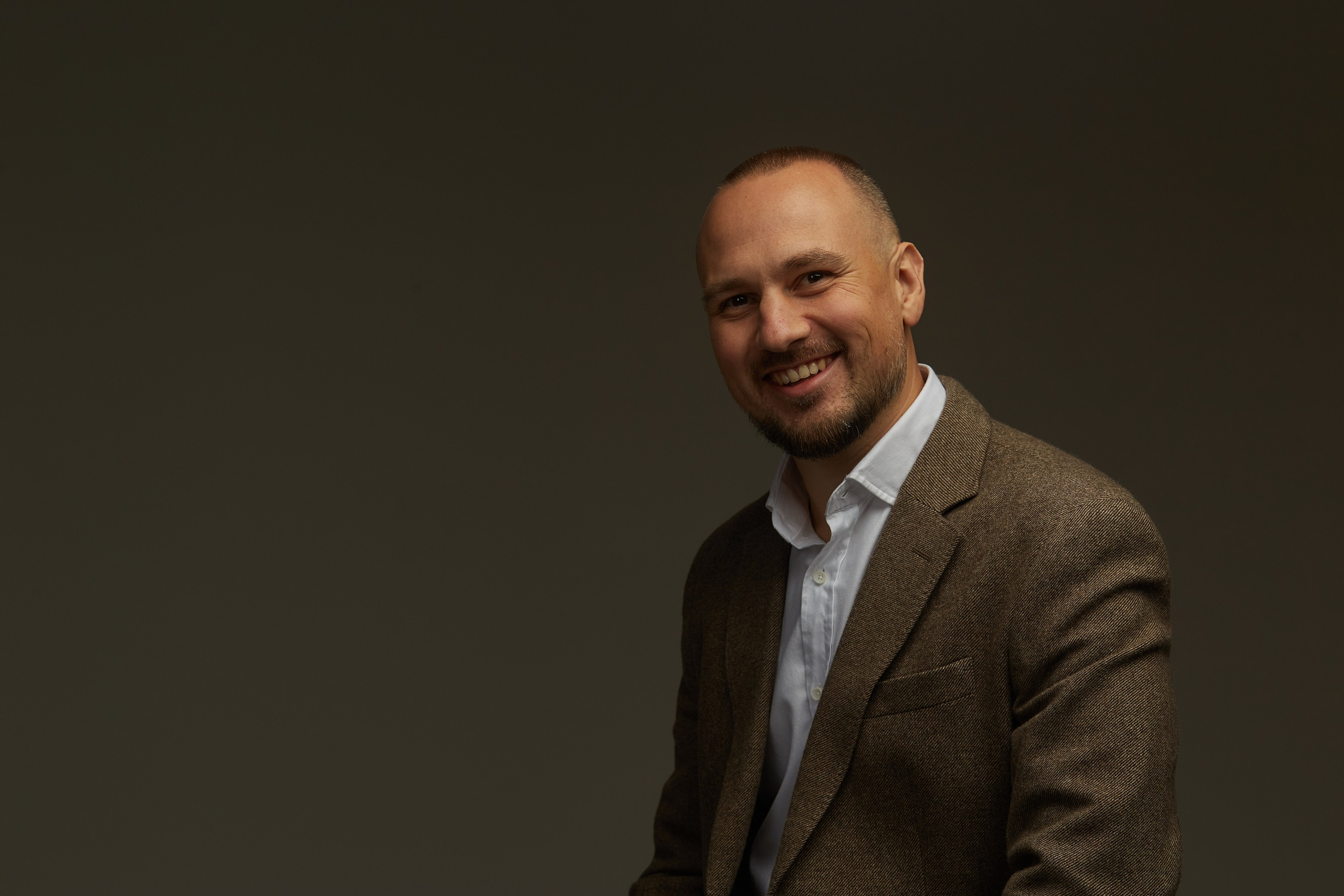 мужчина бизнесмен в приятном коричневом костюме