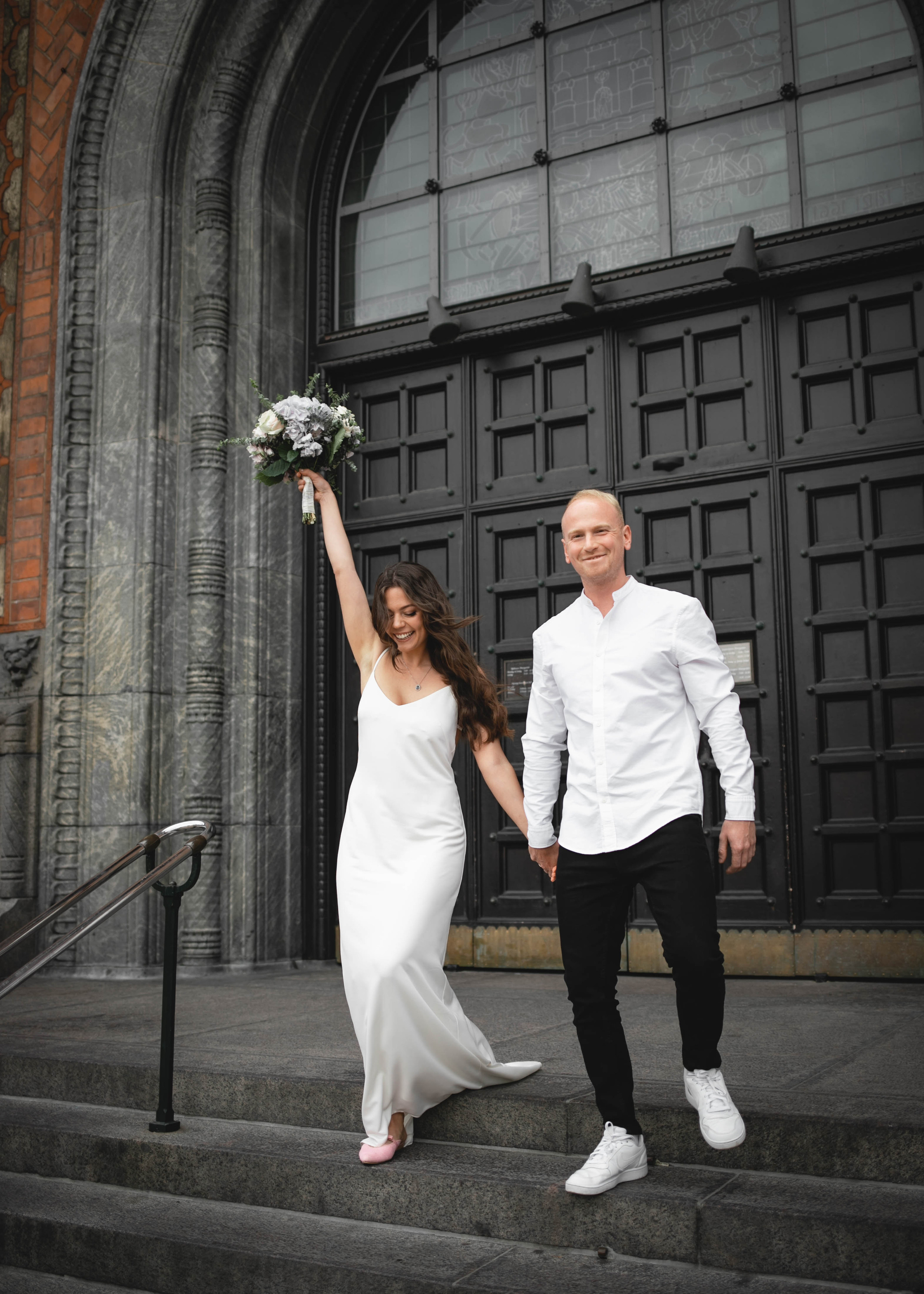 Under the rain. Professional wedding photographer in Copenhagen, Denmark — Julia Byron