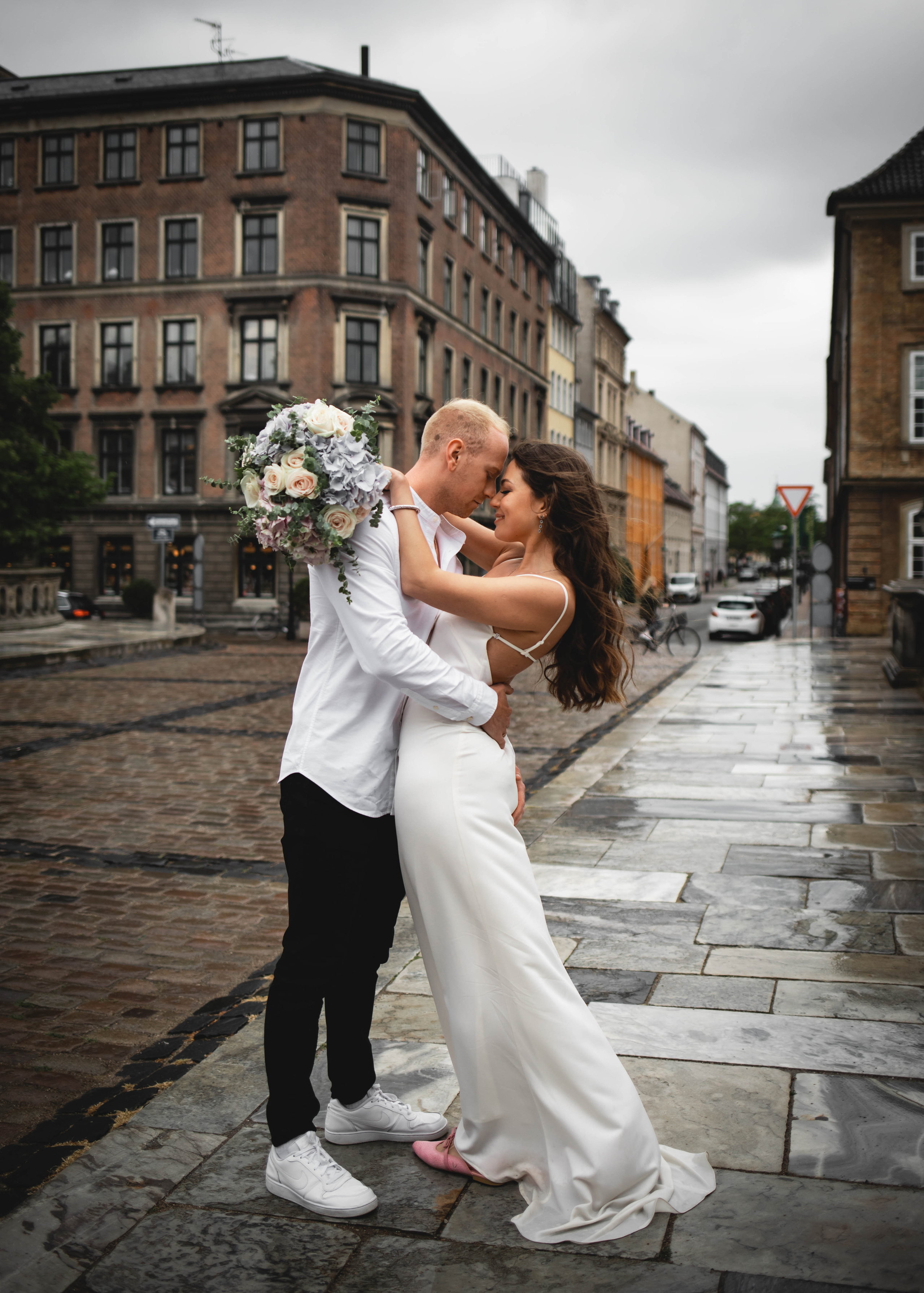 Under the rain. Professional wedding photographer in Copenhagen, Denmark — Julia Byron