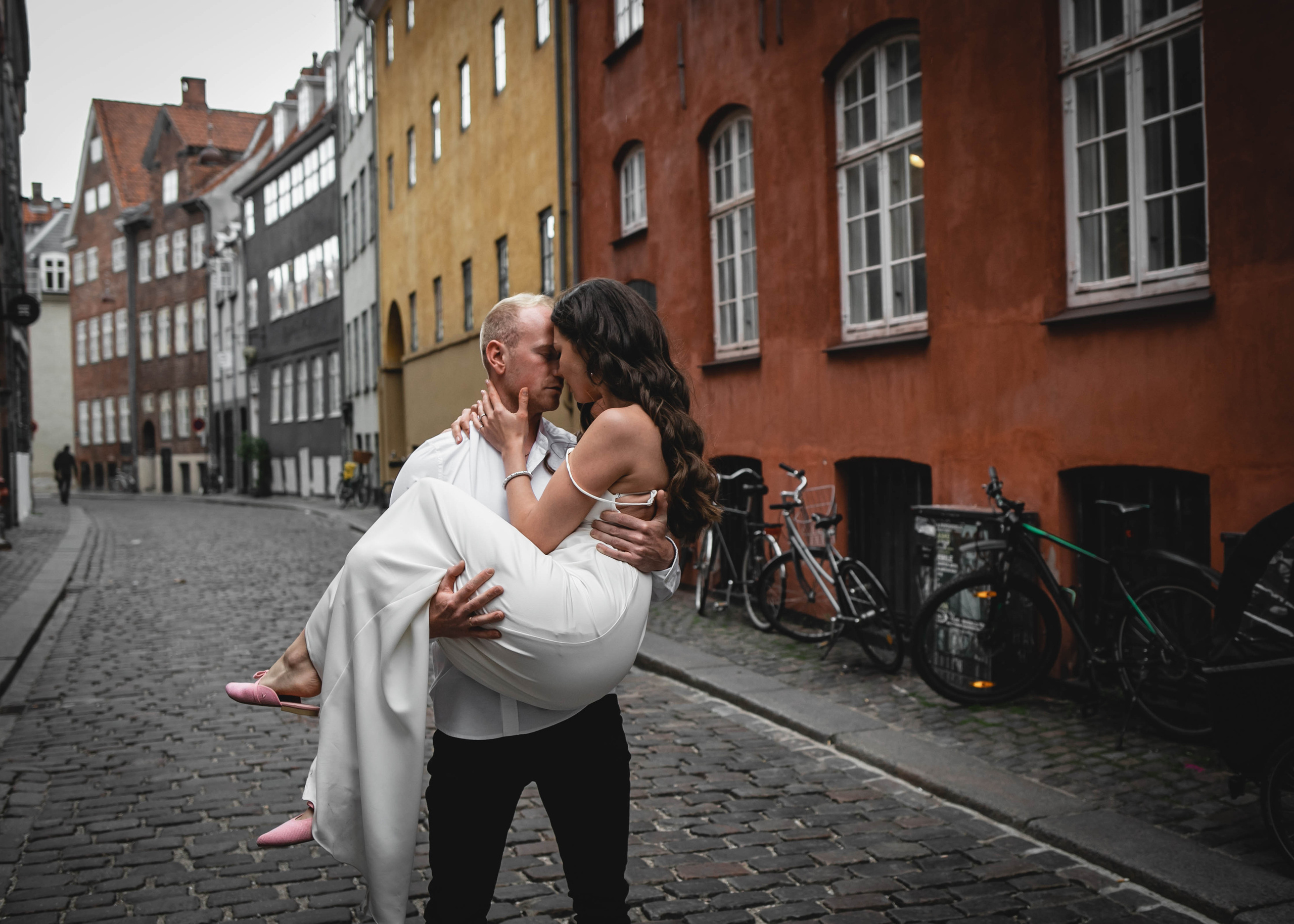 Under the rain. Professional wedding photographer in Copenhagen, Denmark — Julia Byron
