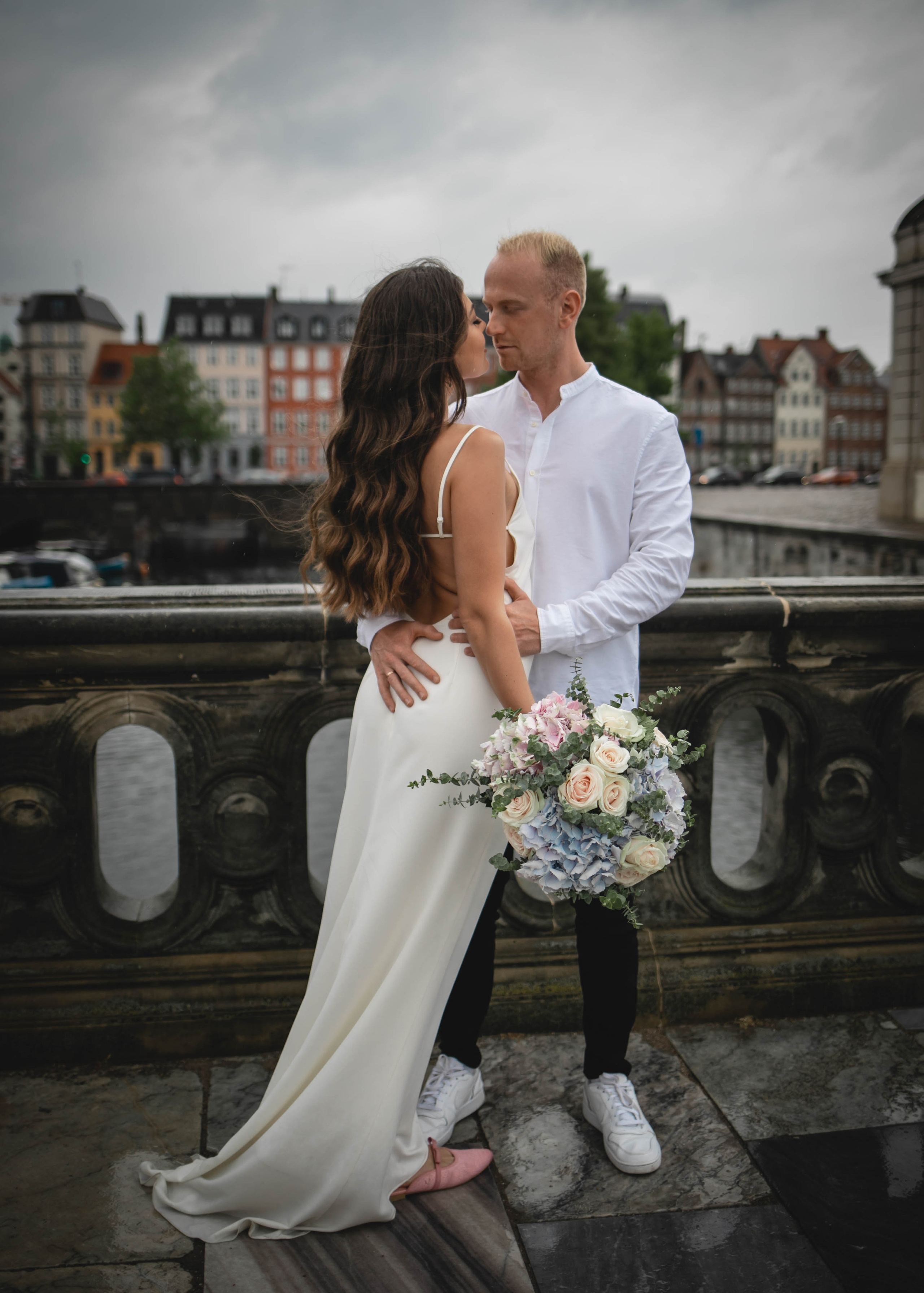Under the rain. Professional wedding photographer in Copenhagen, Denmark — Julia Byron
