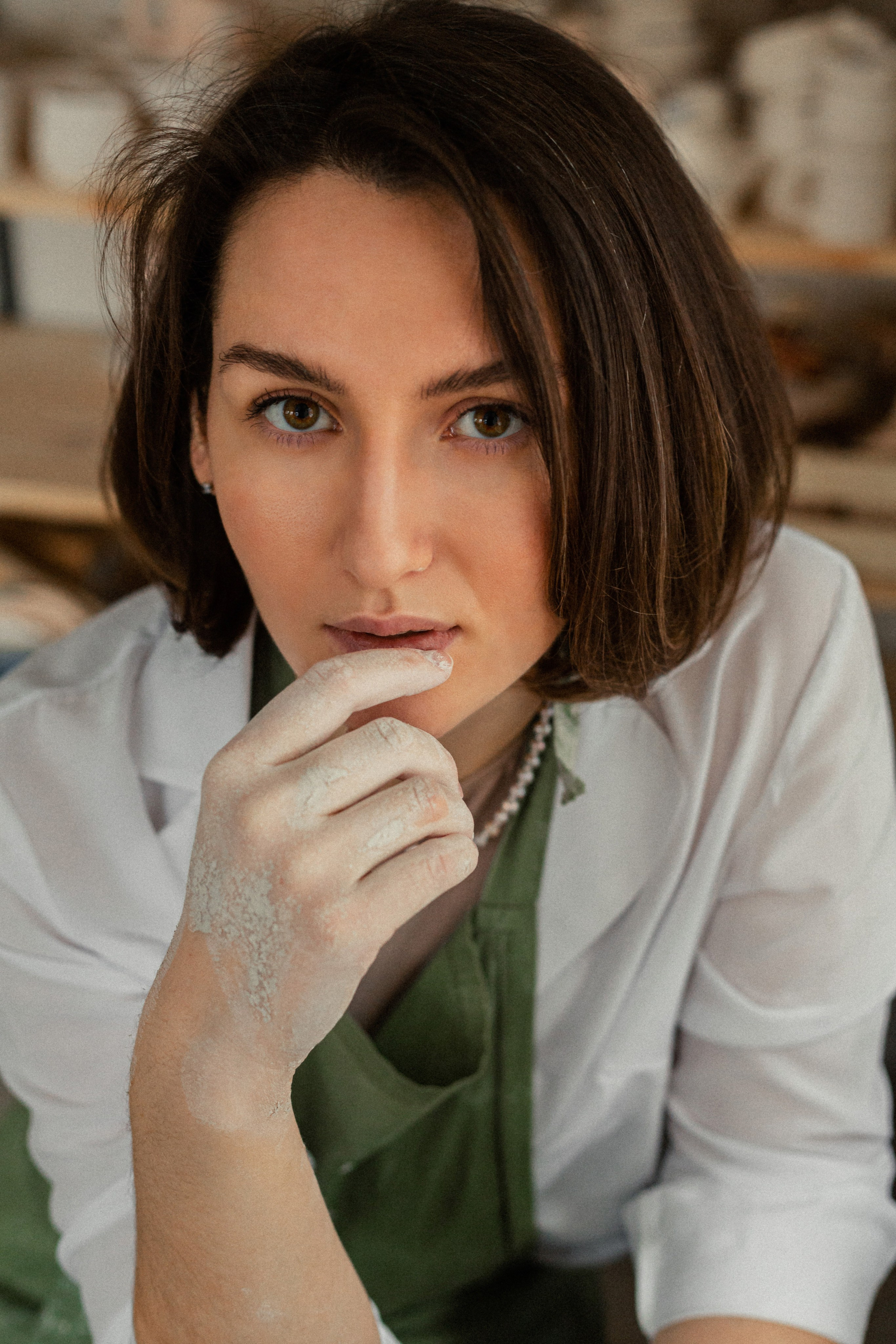 Retrato de un ceramista de una hermosa niña con un collar