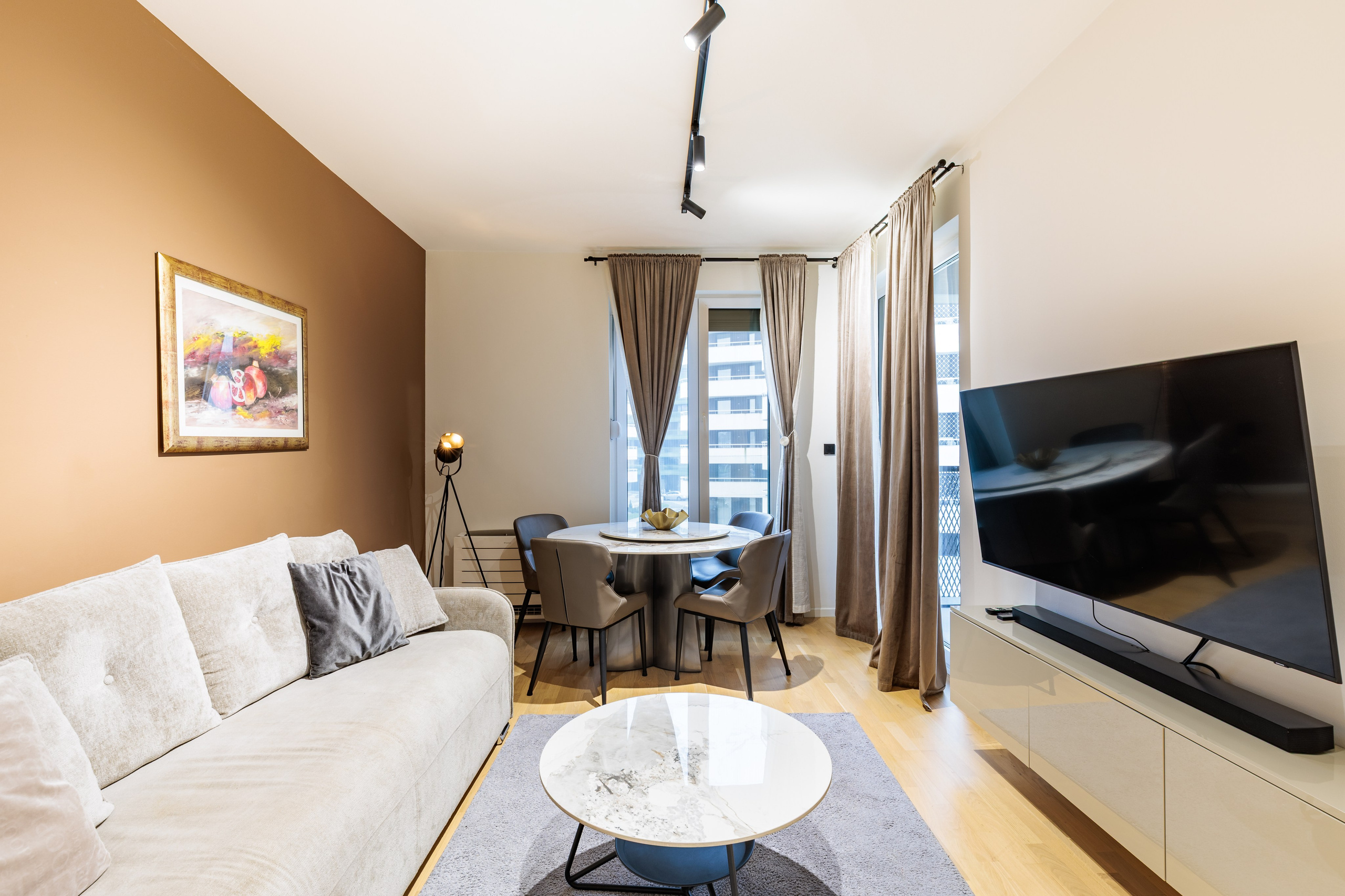 Fotografija modernog enterijera apartmana u Ilidža Residence naselju u Sarajevu, sa elegantnim dizajnom, toplim tonovima i savremenim rasporedom prostora.