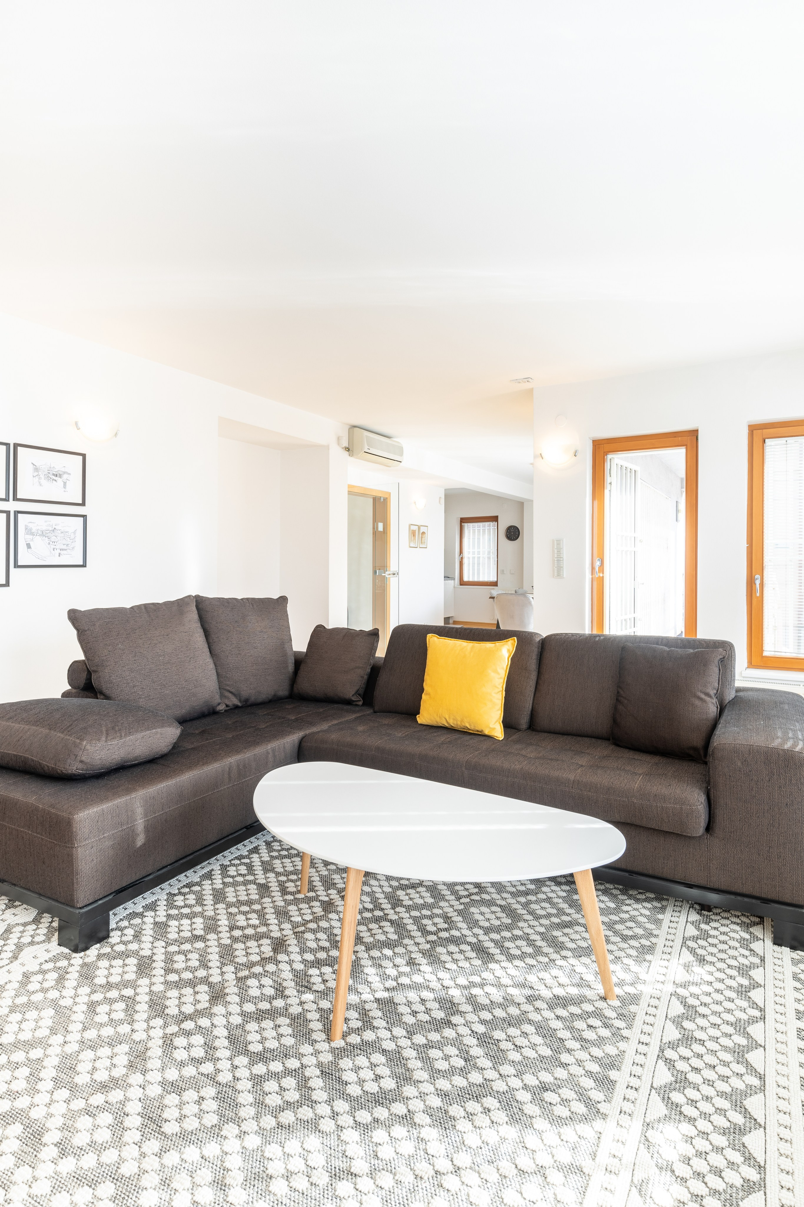 Fotografija modernog i svijetlog apartmana u Starom Gradu Sarajeva, prikaz interijera sa detaljima namještaja, prirodnim osvjetljenjem i funkcionalnim rasporedom prostorija.