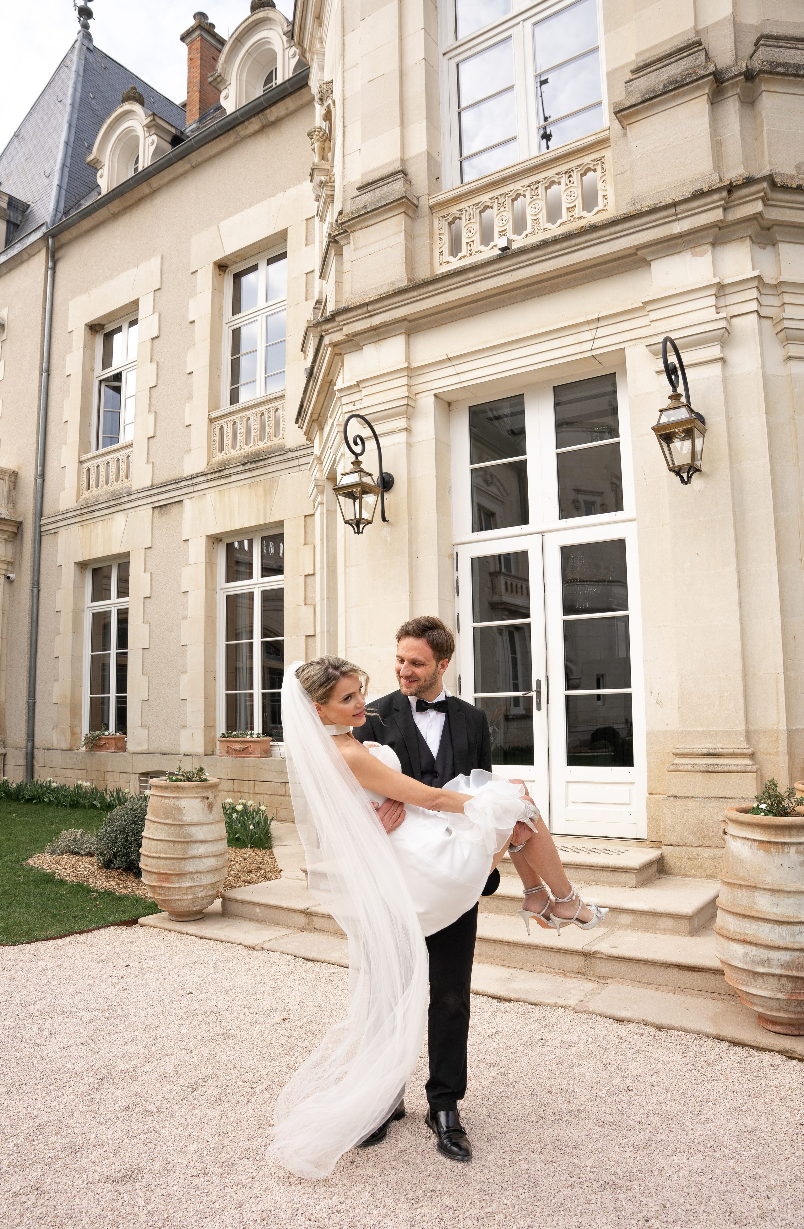 Chateau elopement inspiration. Wedding photographer in Paris Oksana Shum