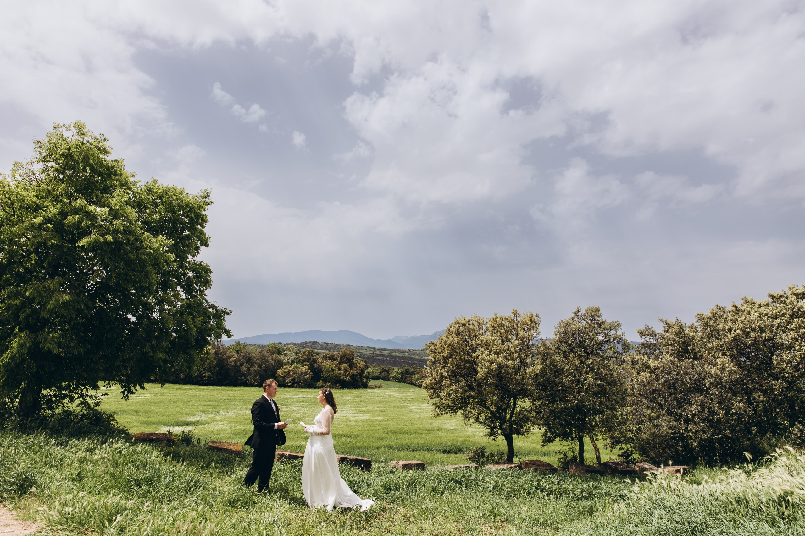 Bride and groom in Rome Colosseum – unforgettable wedding photo session.