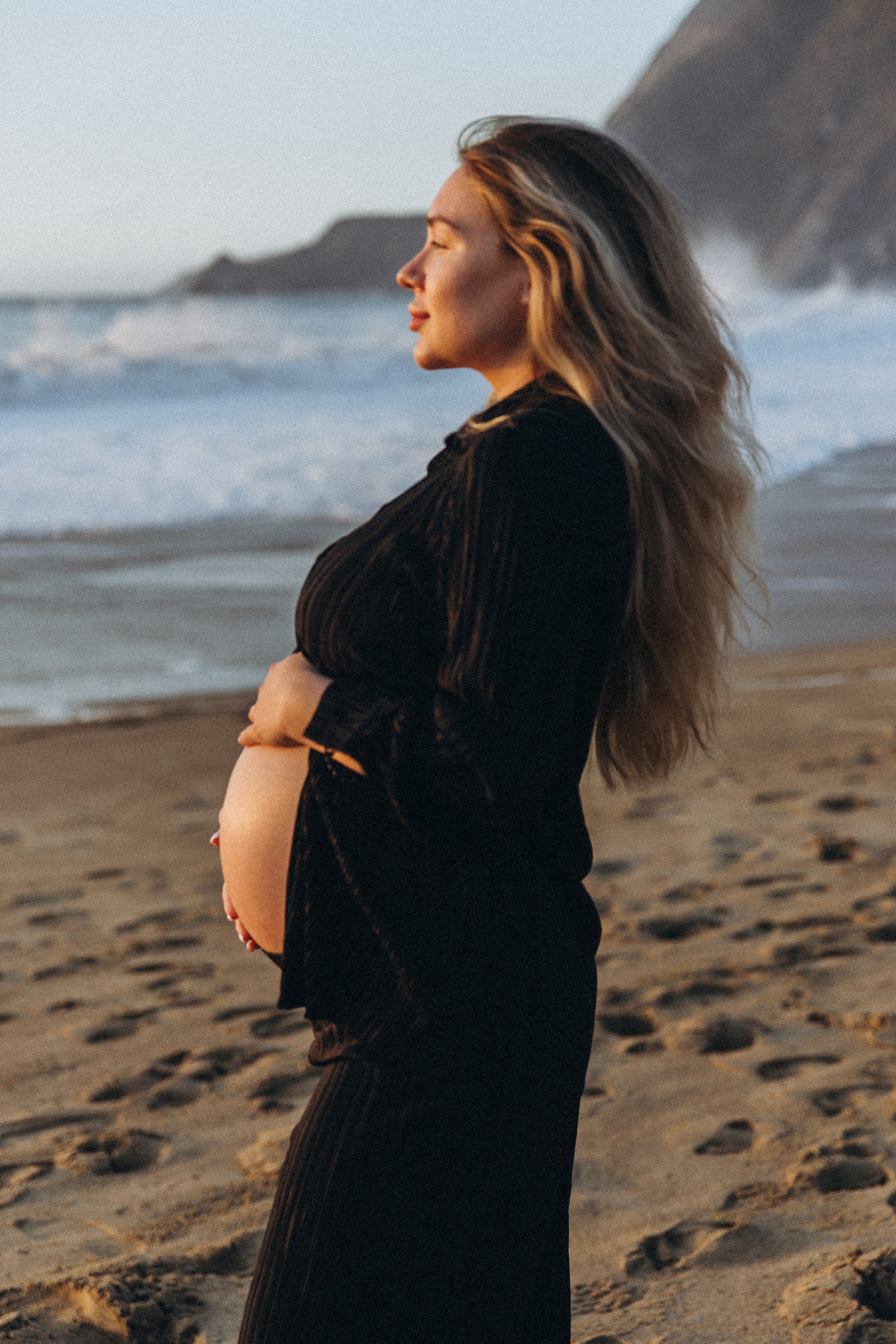 Romantic Couple Beach Photoshoot in Chile — Golden Hour Session. Photographer in Santiago, Chile Anna Almazova