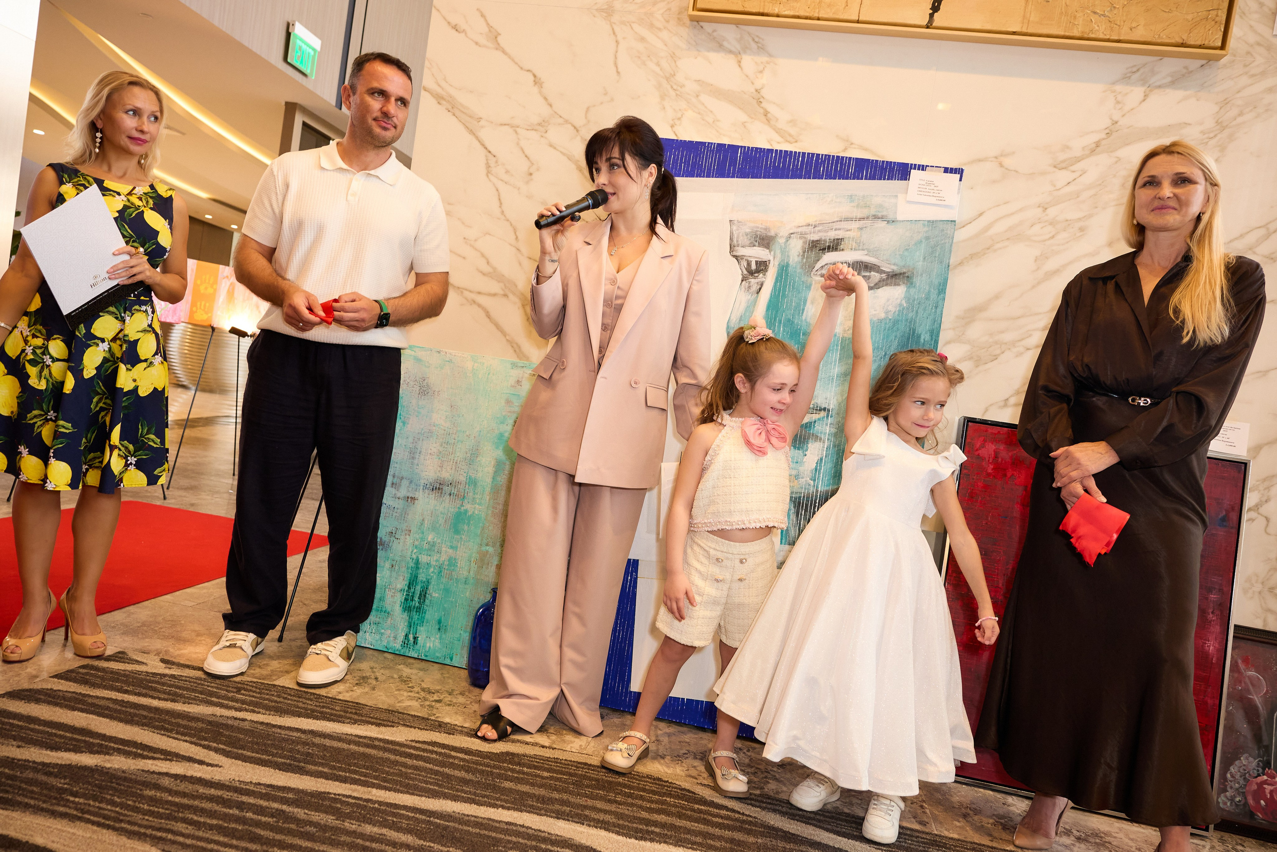 Авторская благотворительная художественная выставка Дианы Бортник. Фотограф Юлия Маковеева