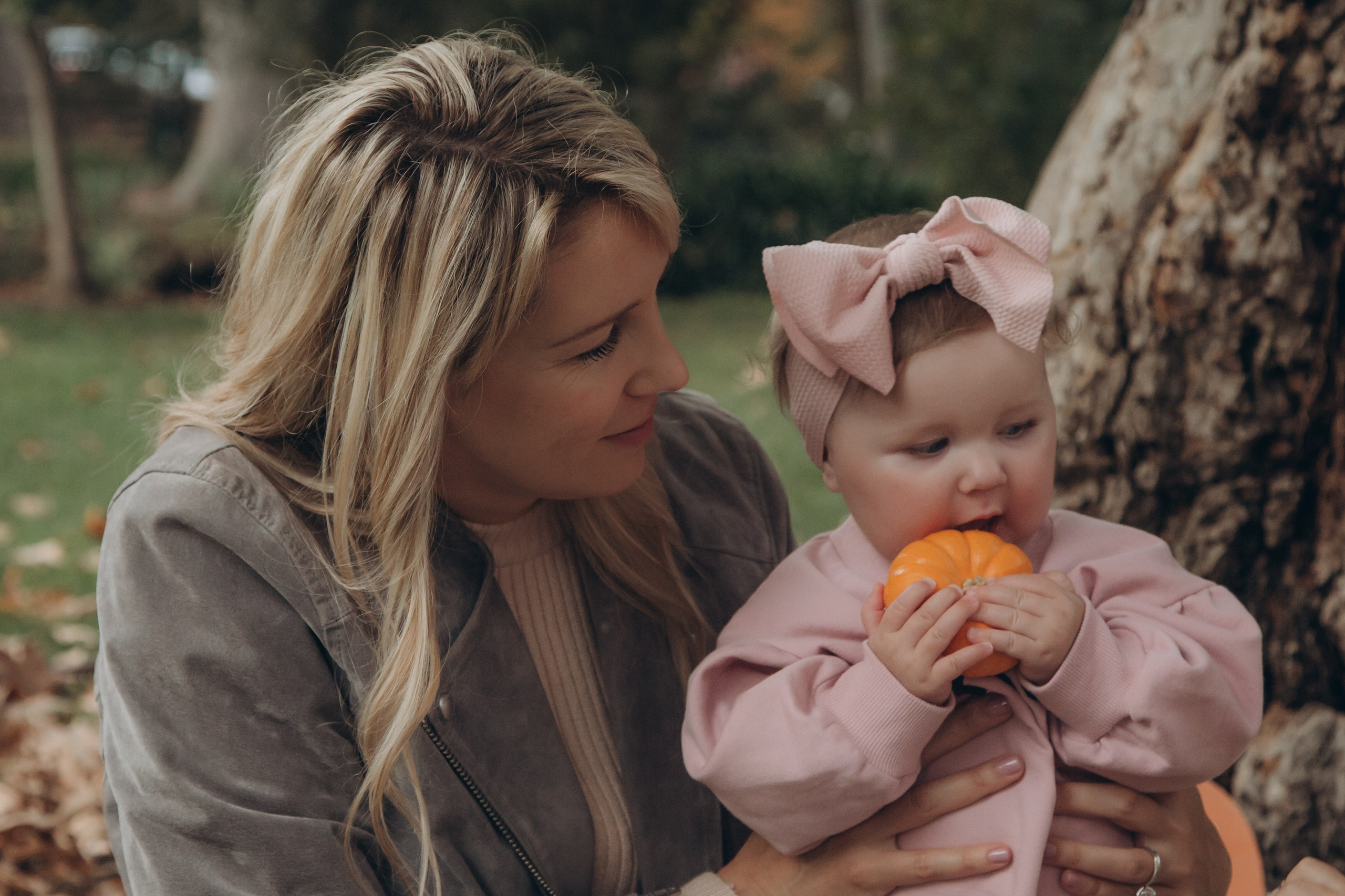 Family in nature. Family and children’s lifestyle photographer Elena Tumanova
