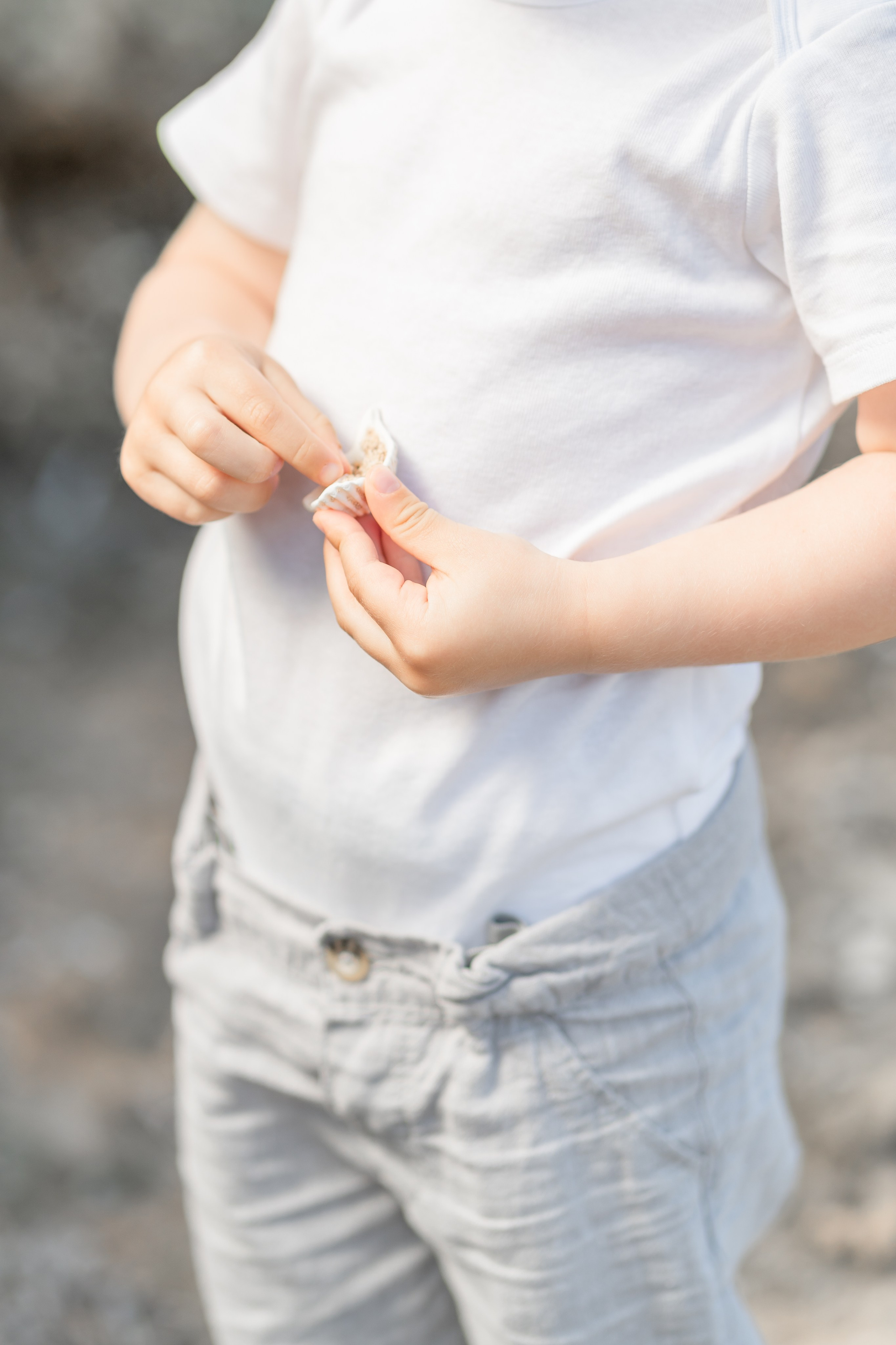 Babybauch-Shooting am Meer auf Mallorca mit Familie. Deine Fotografin auf Mallorca für Familien und Business
