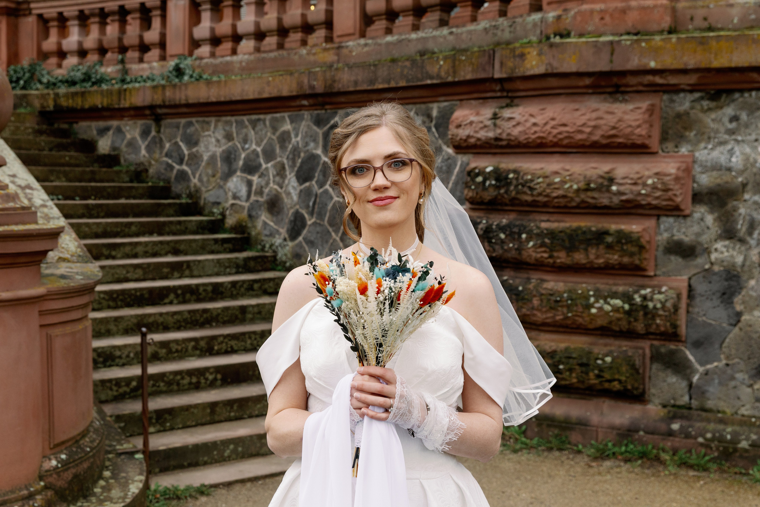 Elegantes Brautportrait auf den Treppen des Schlosses Philippsruhe