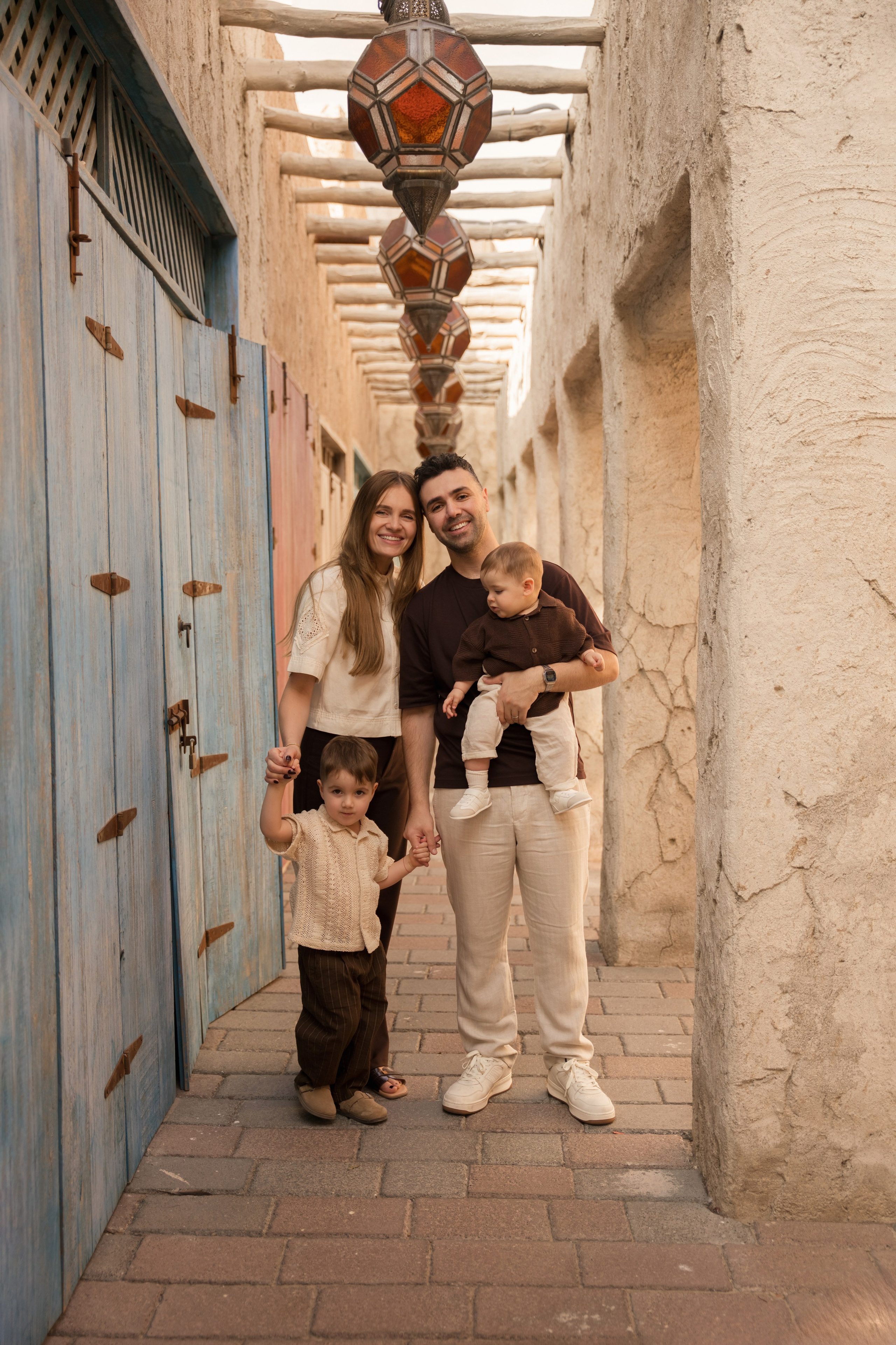 Old Town walk. Angela Iakovleva — Family Photographer in Dubai