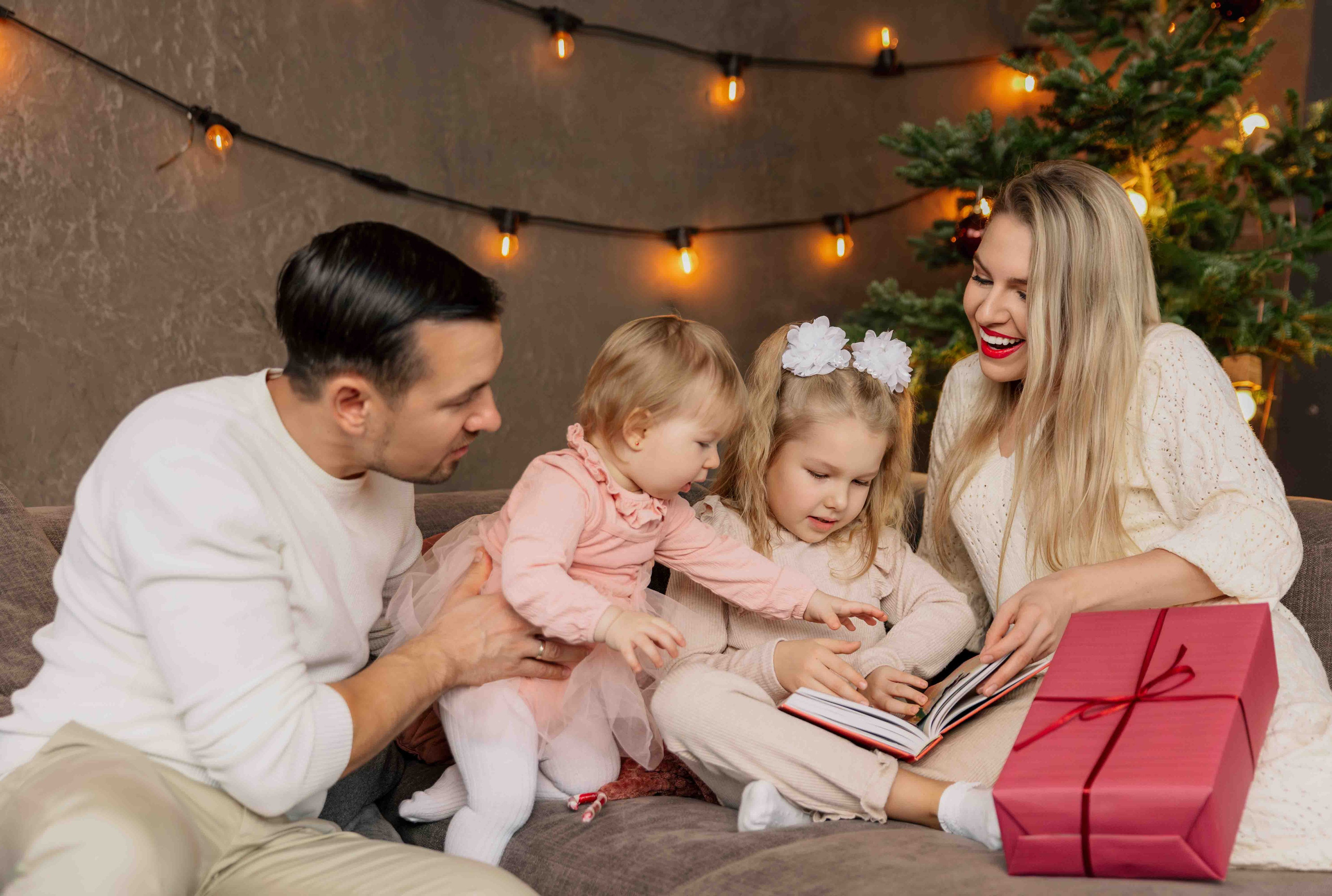 Jauki Kalėdinė fotosesija Vilniuje: studijoje, namų šilumoje, gamtoje ar mieste. Framed by Evelina | Vestuvių fotografė